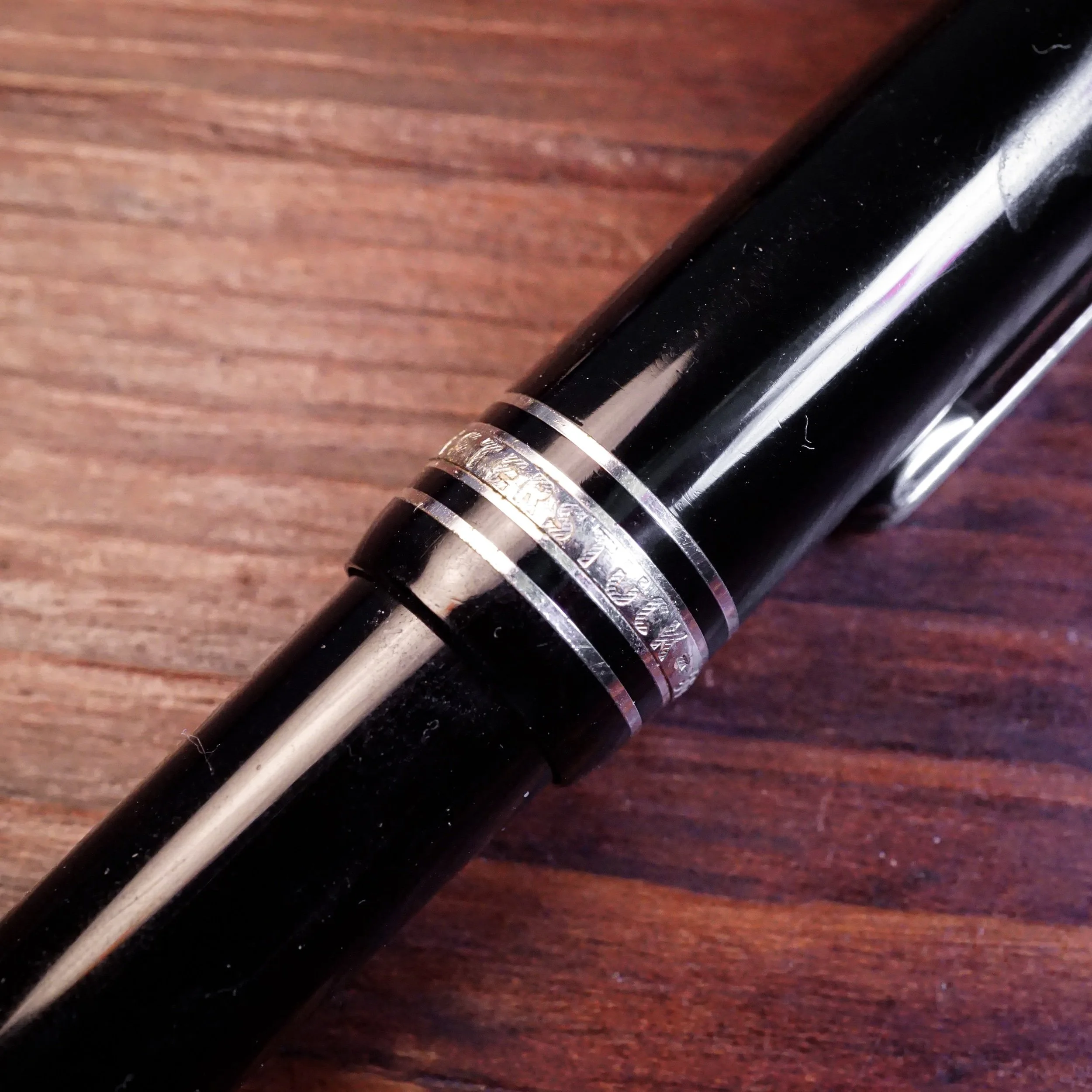 the capbands of the 161 ballpoint: the center band does not protrude out too much and the thick typeface is crisply etched into it