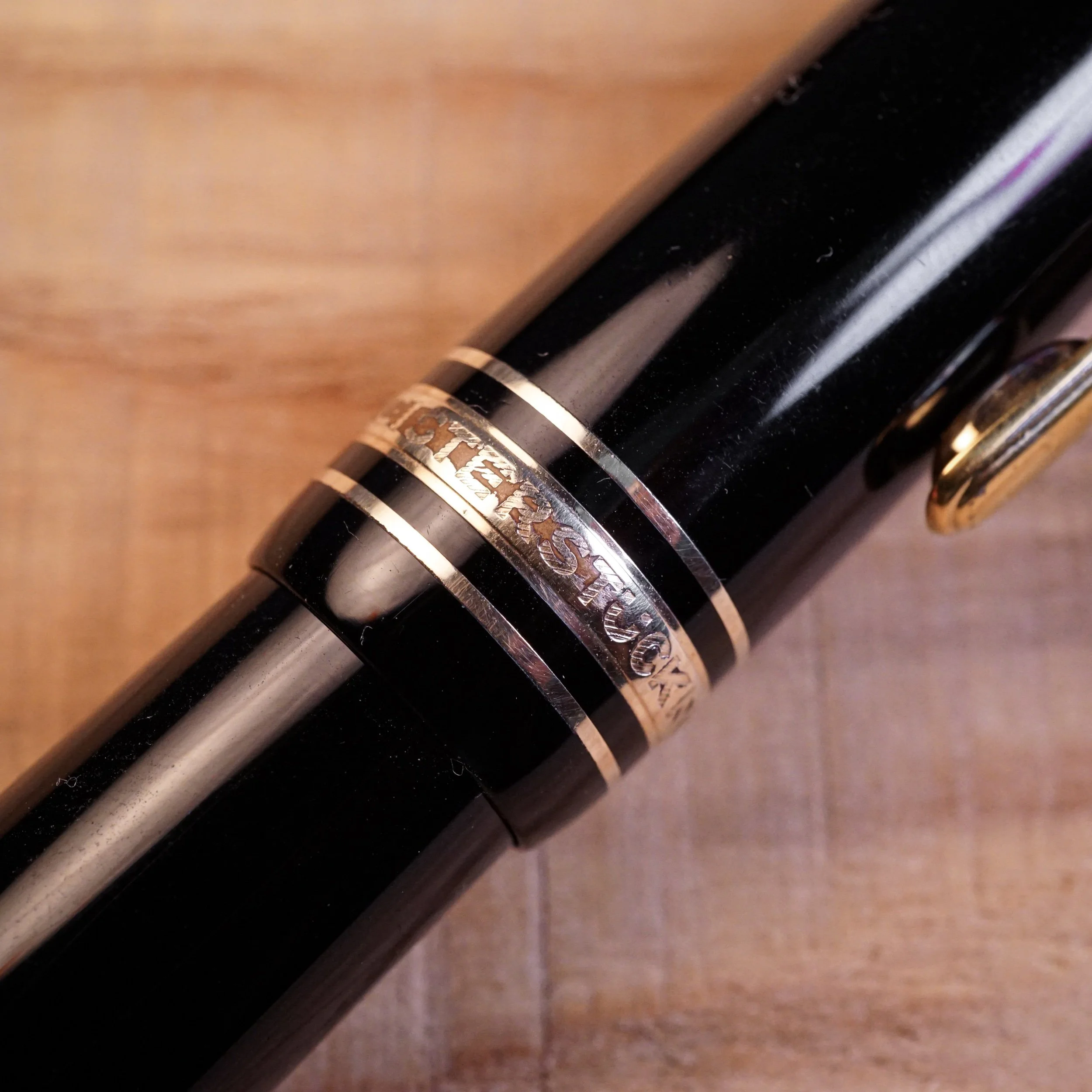 the capbands of the vintage 146: even after 40+ years, the word Meisterstuck is still deeply etched into the center band