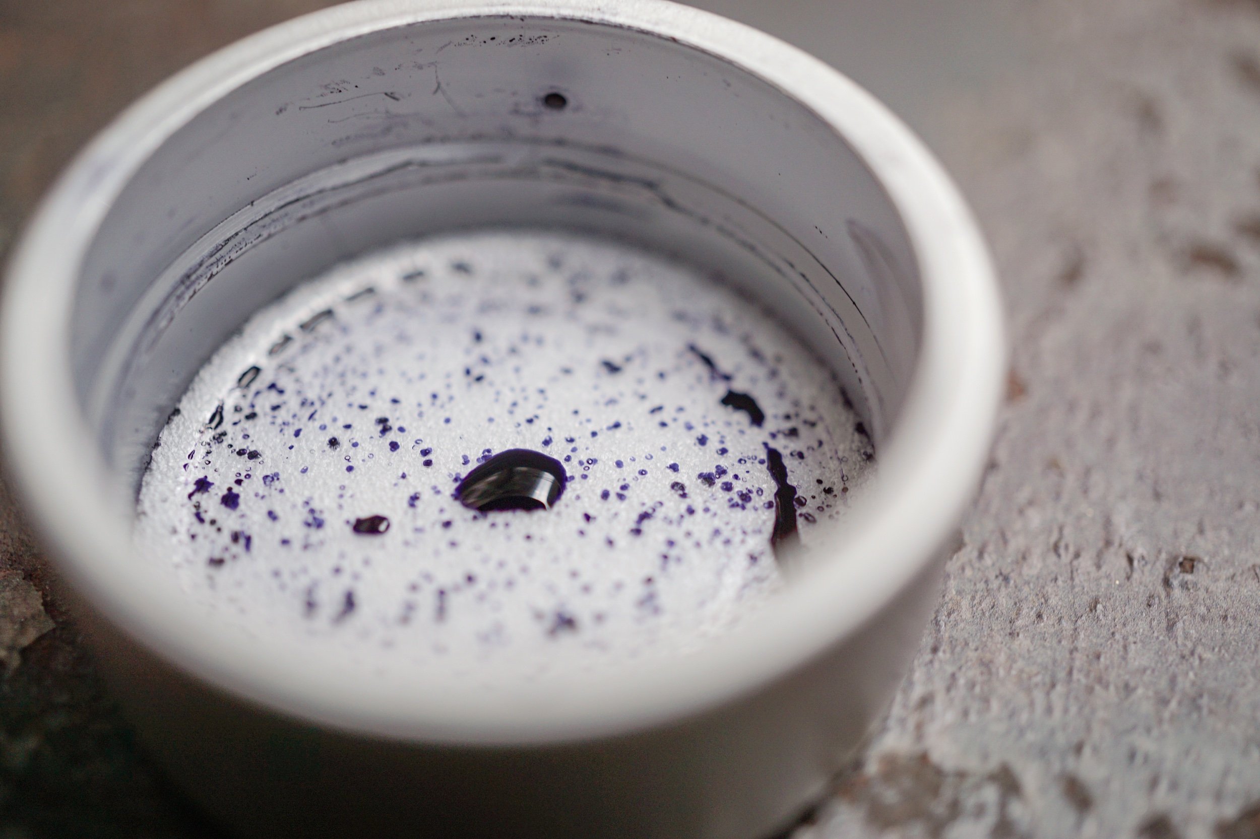 it doesn’t stick a lot to the cap, so probably not the most staining ink from my personal experience