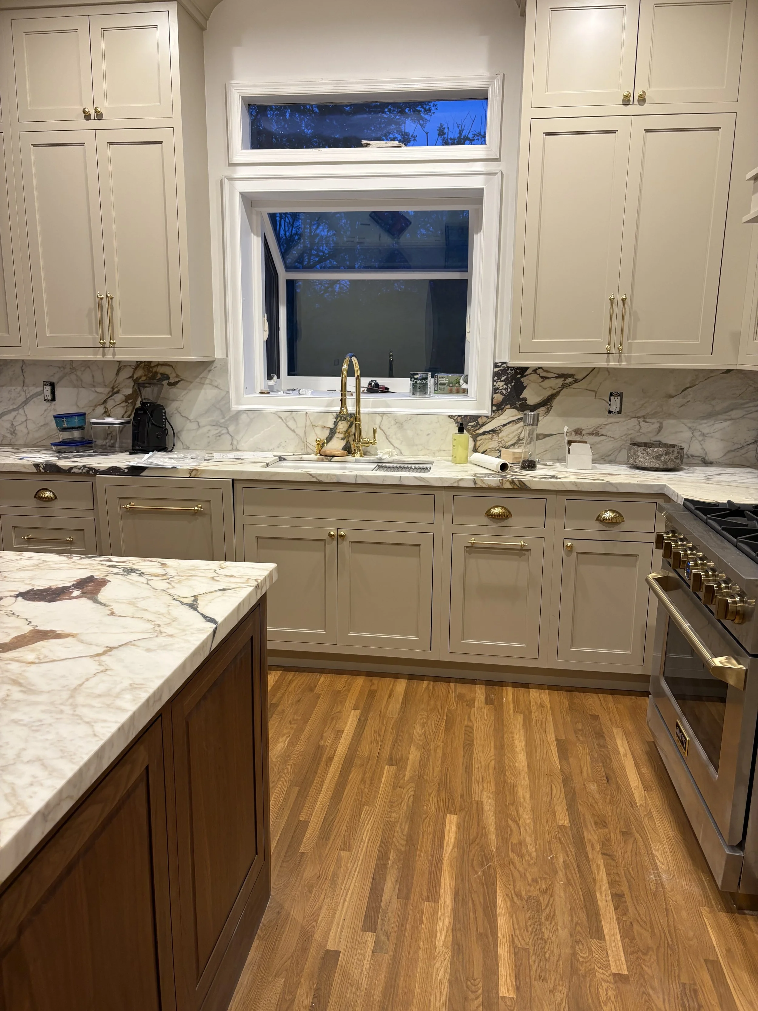 centered kitchen sink on a bump out window 