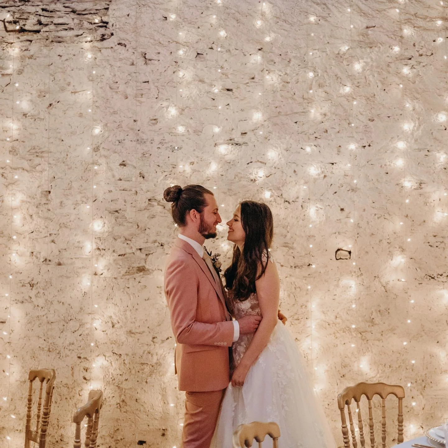 When the dinner barn is so cool you have to shoot between tables😍#luxembourgwedding @the.forgiarinis