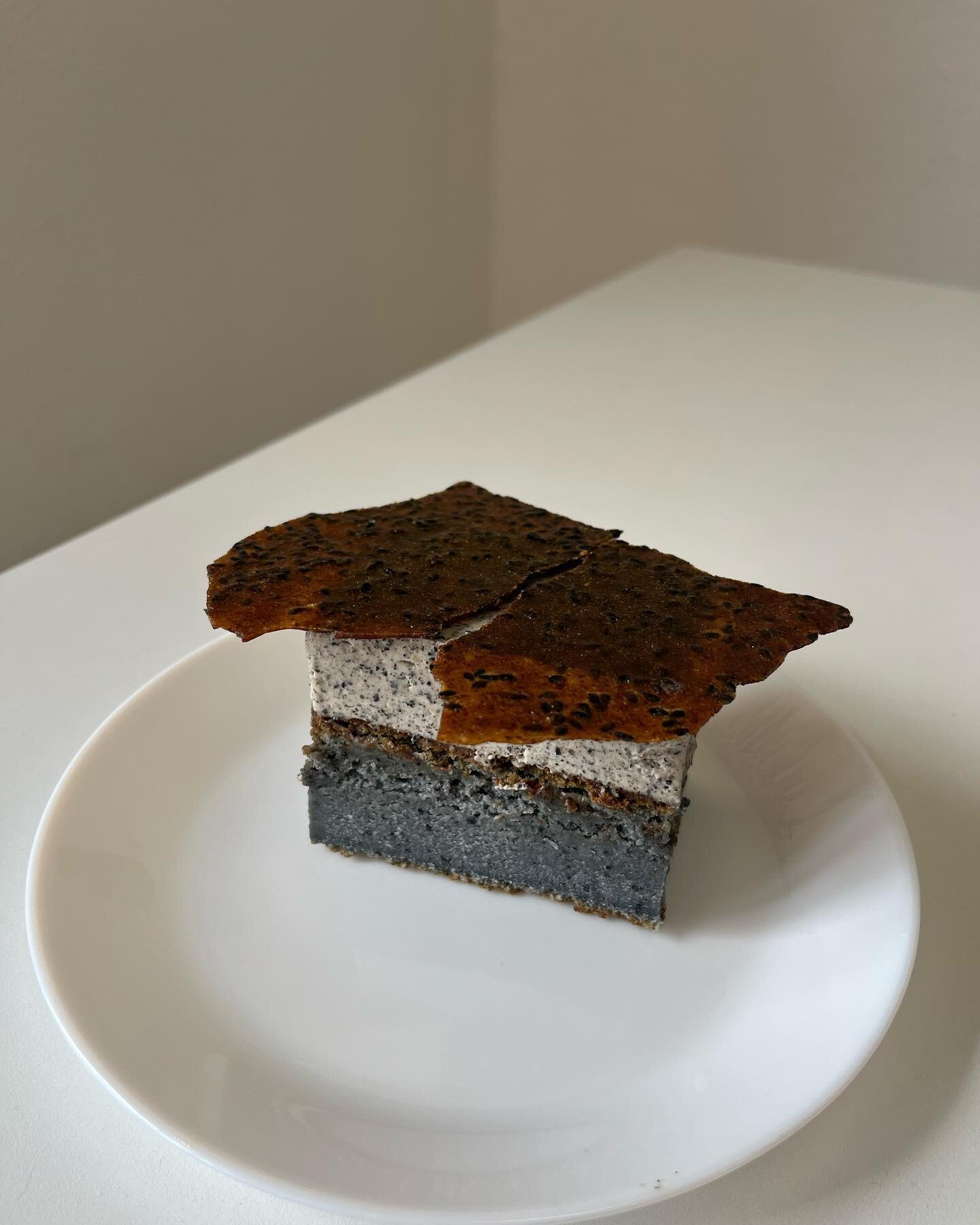You are going to love these never-too-sweet treats from our talented friend Stephanie Fong, owner and party chef @go_cakes
 
🍰Black Sesame White Chocolate
🌼Daisy Caramel Tart