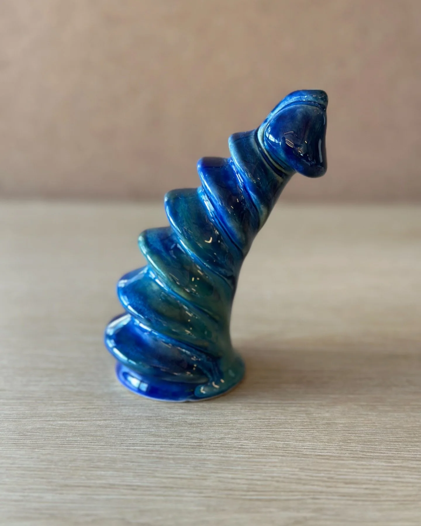 Blue cutie that was gifted at the last Fri Da Bingo 💙

I really enjoy this shape and want to make more of them! What do you think? Would you want one? 😏👽