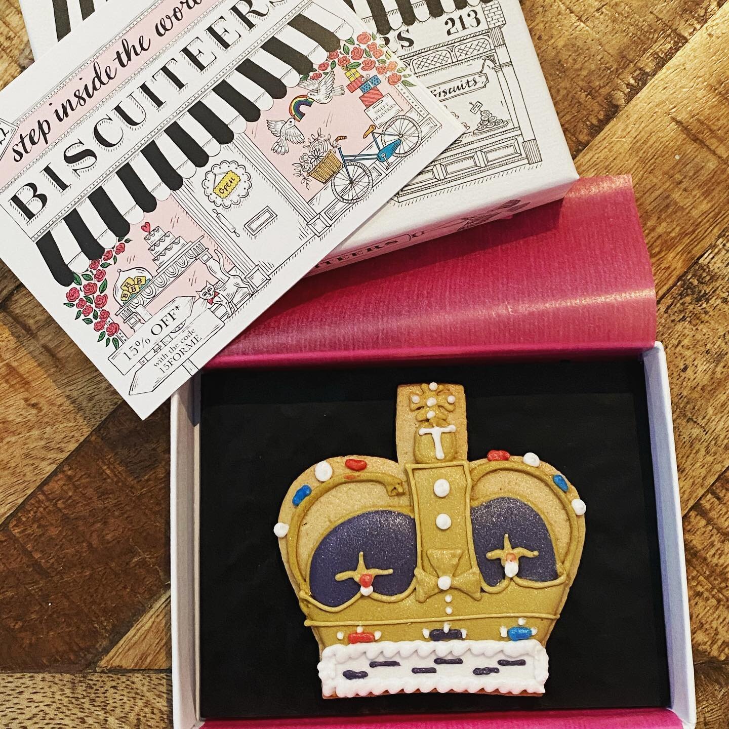 What a work of art! It&rsquo;s a biscuit! Stunning @biscuiteersltd and what a perfect Jubilee gift 👏 &bull;
&bull;
&bull;
#jubilee #biscuit #biscuitart #platinumjubilee