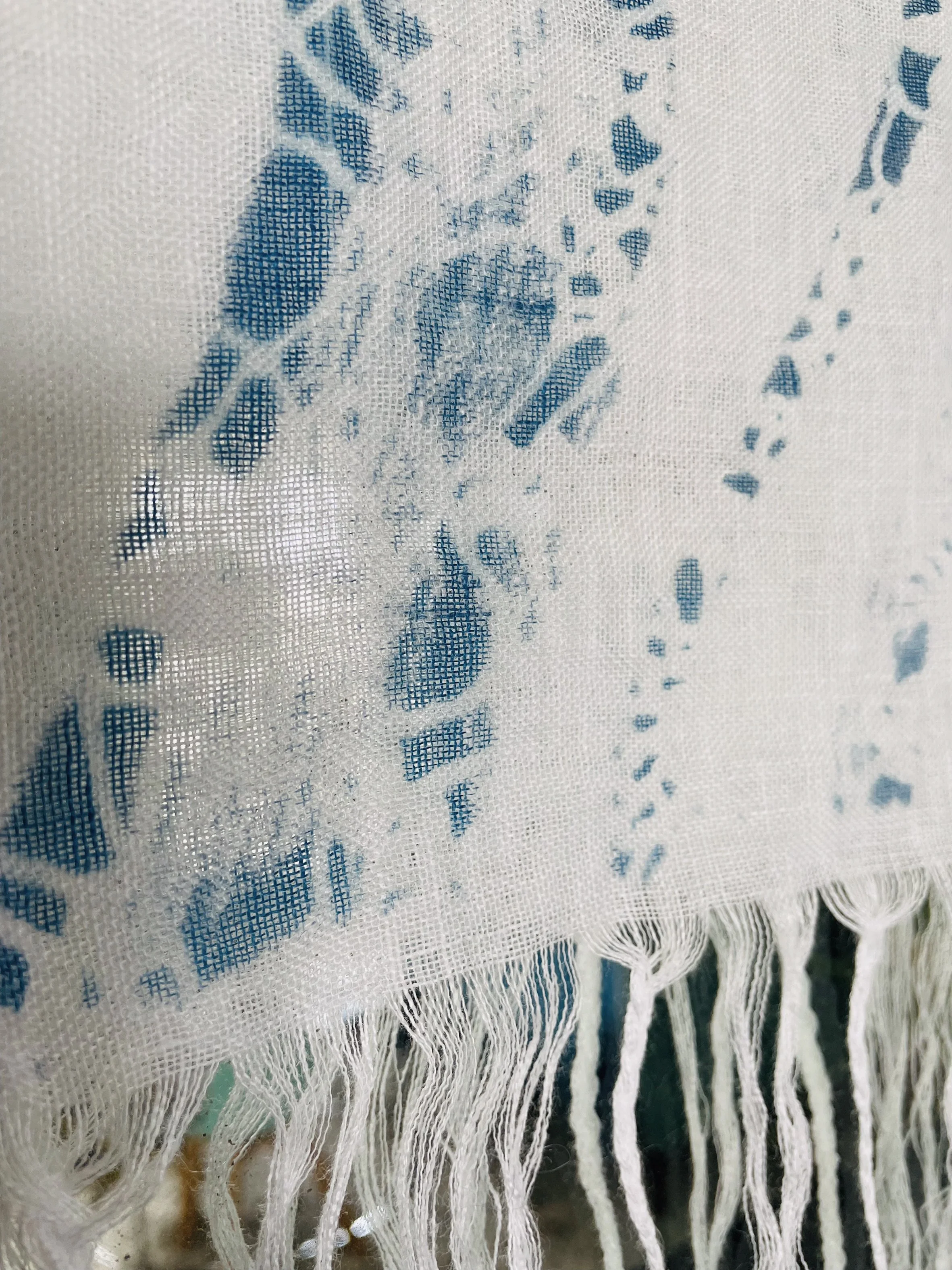 EMPREINTES-BLEUES_Tréssées,2025,DETAIL2©Gabriela_LarreaA.jpg
