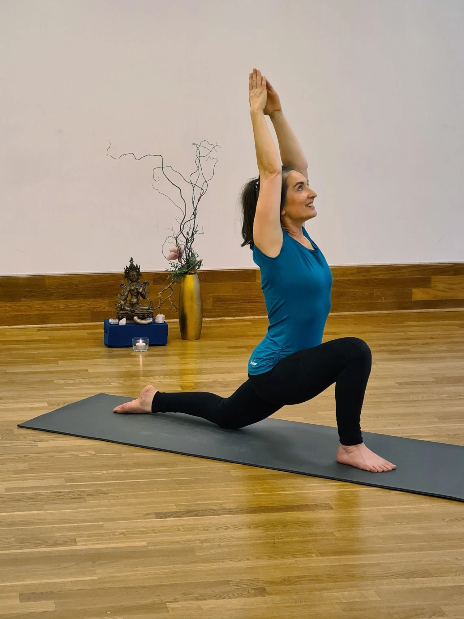 Spiralige Körperdrehung mit Hilfsmittel Stuhl