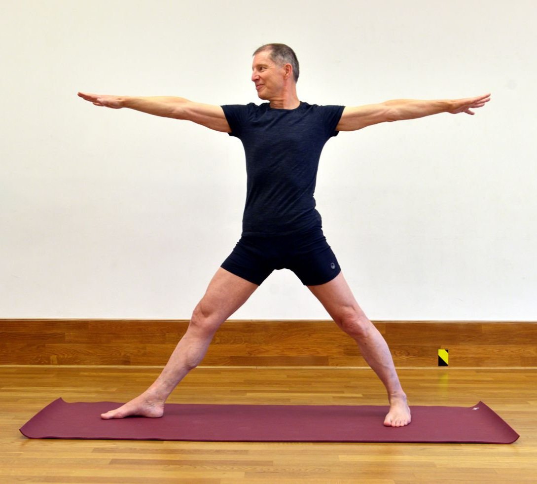 Warum beginnen Asanas immer auf der rechten Seite