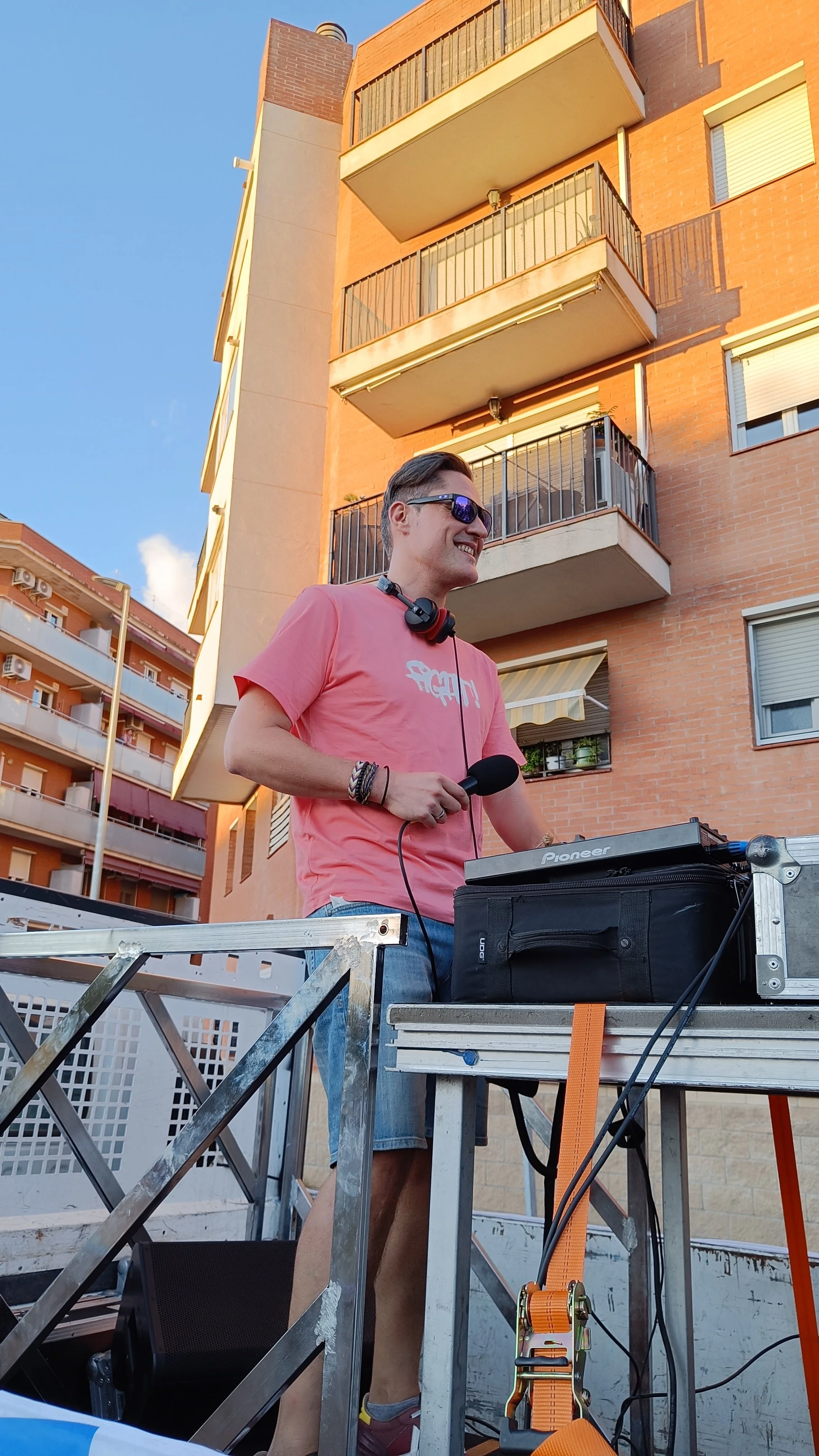 ivan-jimenez-dj-fiesta-calle-pasacalles-2025-barcelona-02.jpg