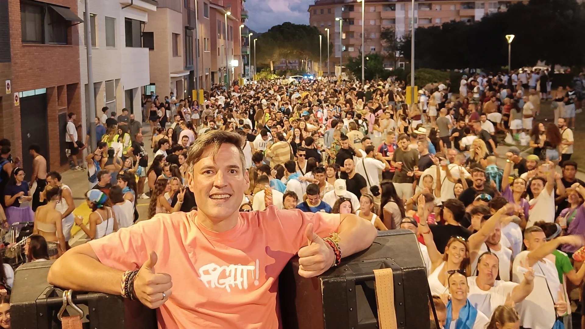 ivan-jimenez-dj-fiesta-calle-pasacalles-2025-barcelona-03.jpg