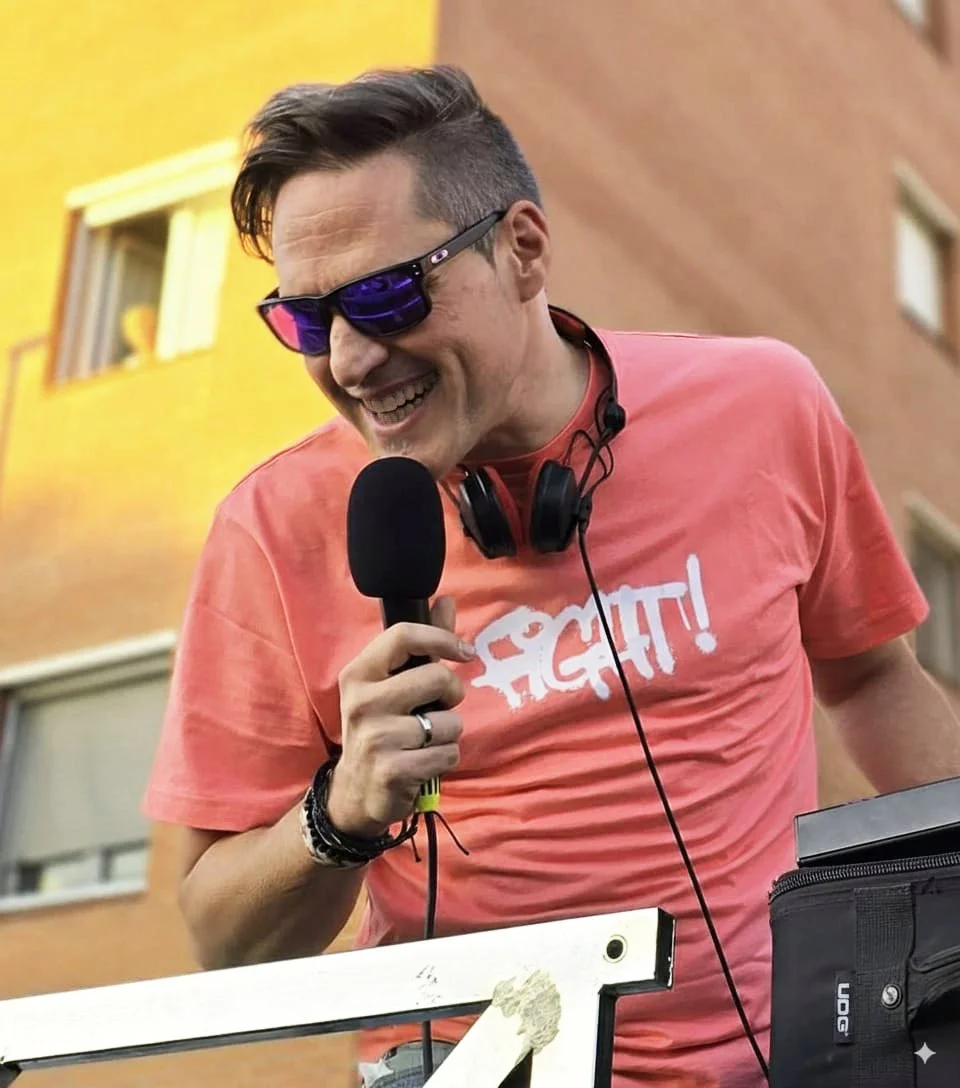 ivan-jimenez-dj-fiesta-calle-pasacalles-2025-barcelona-04.jpg