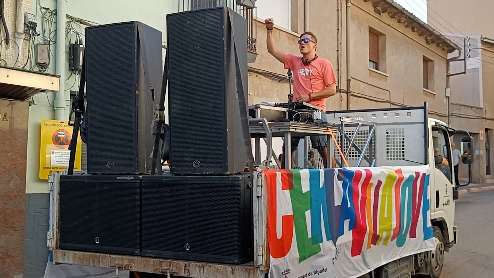 ivan-jimenez-dj-fiesta-calle-pasacalles-2025-barcelona-05.jpg