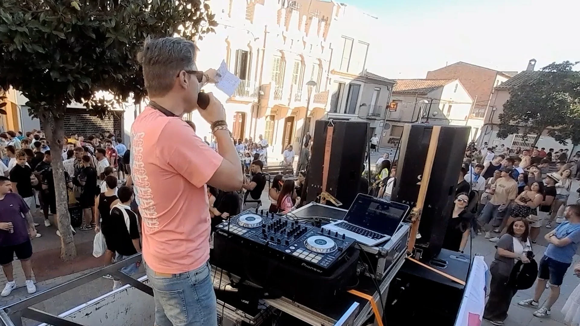 ivan-jimenez-dj-fiesta-calle-pasacalles-2025-barcelona-06.jpg