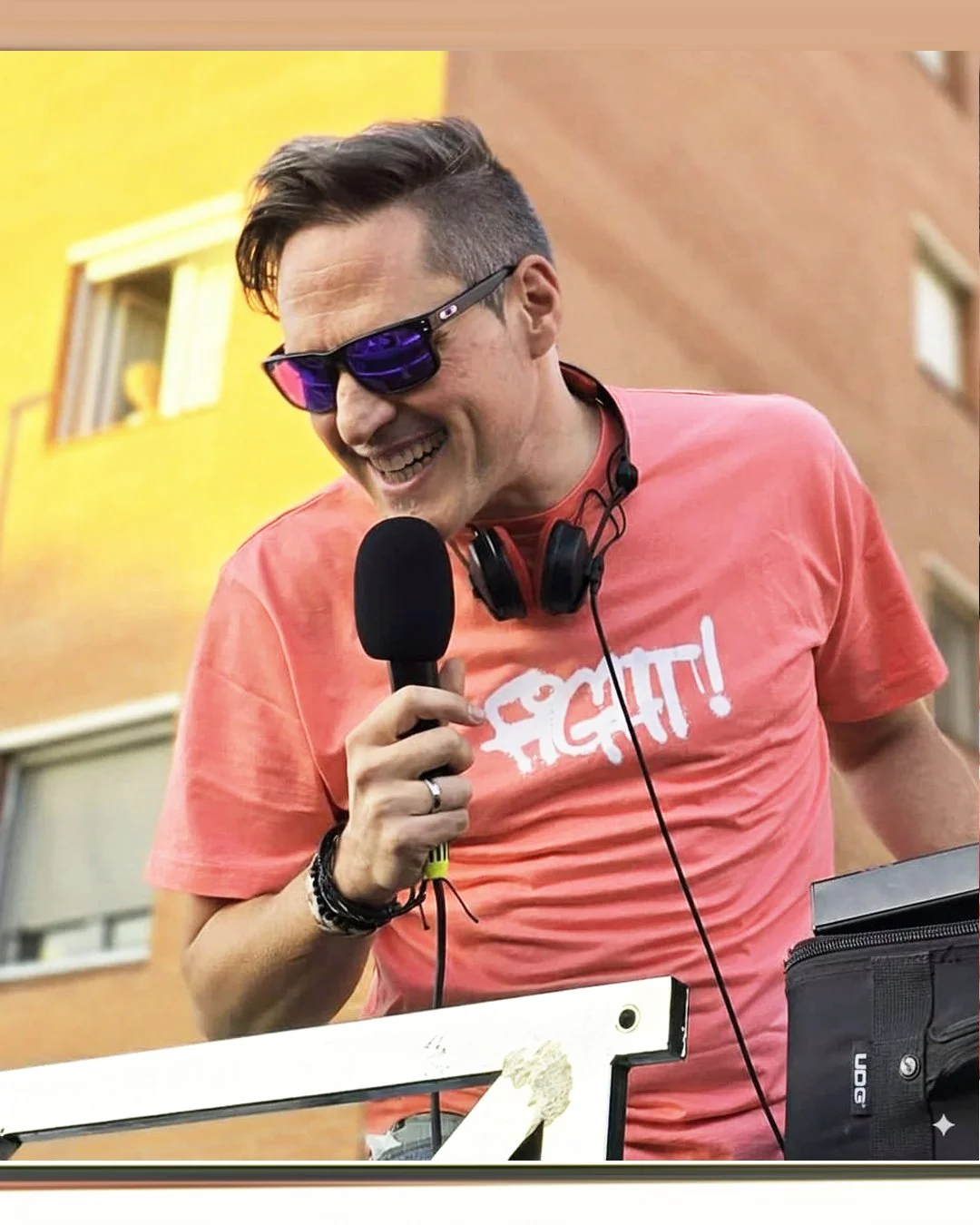 Cuando tu trabajo es tu pasión. Eso se nota
Más de 20 años de carrera haciendo bailar a todo tipo de personas: pequeños, mayores, hombres, mujeres, españoles, internacionales…. ¡ Y todavía con l