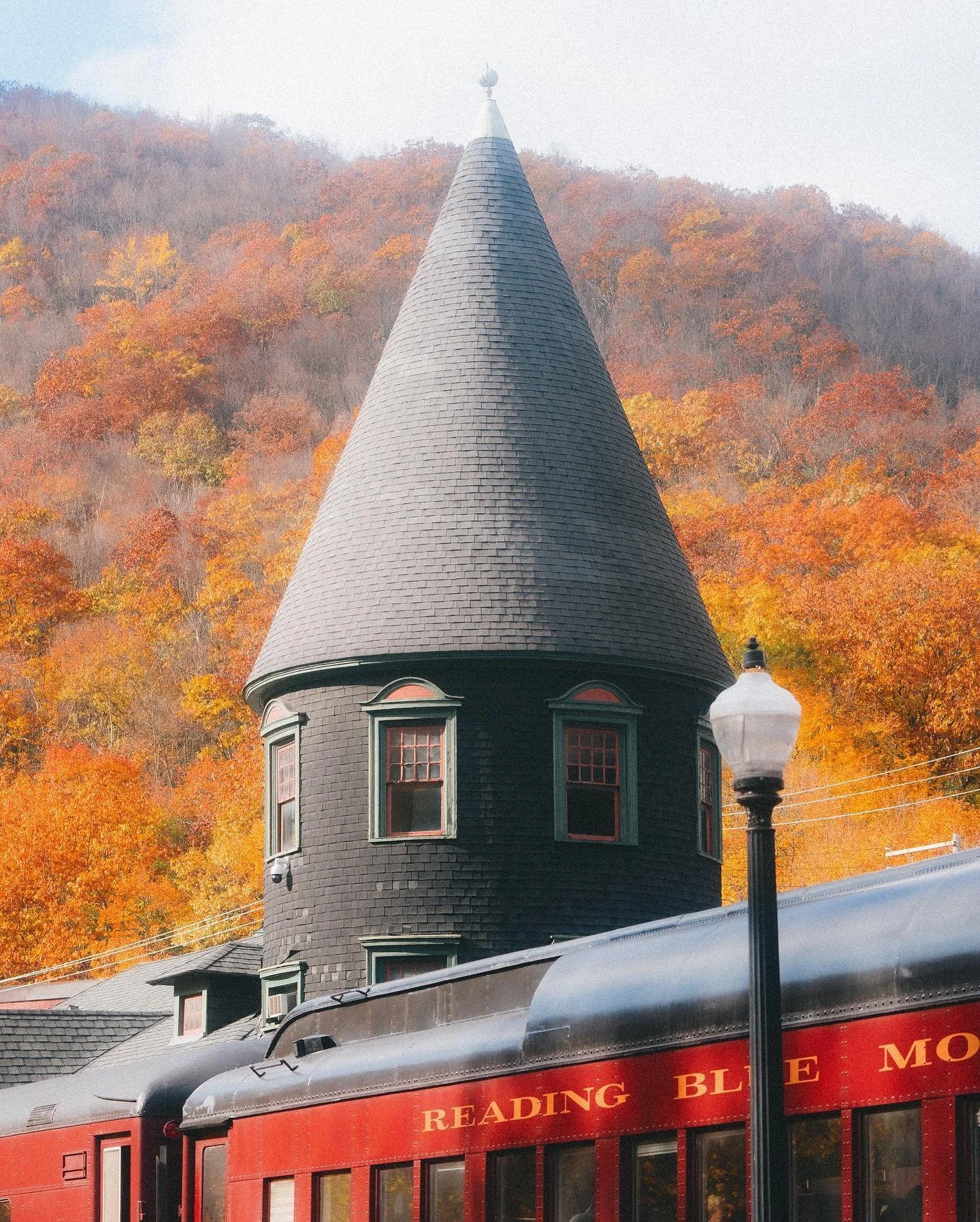 Fall season in the state of New York, 2023 / 📸 @colindtn
#newyork #fallcolors #roadtrip