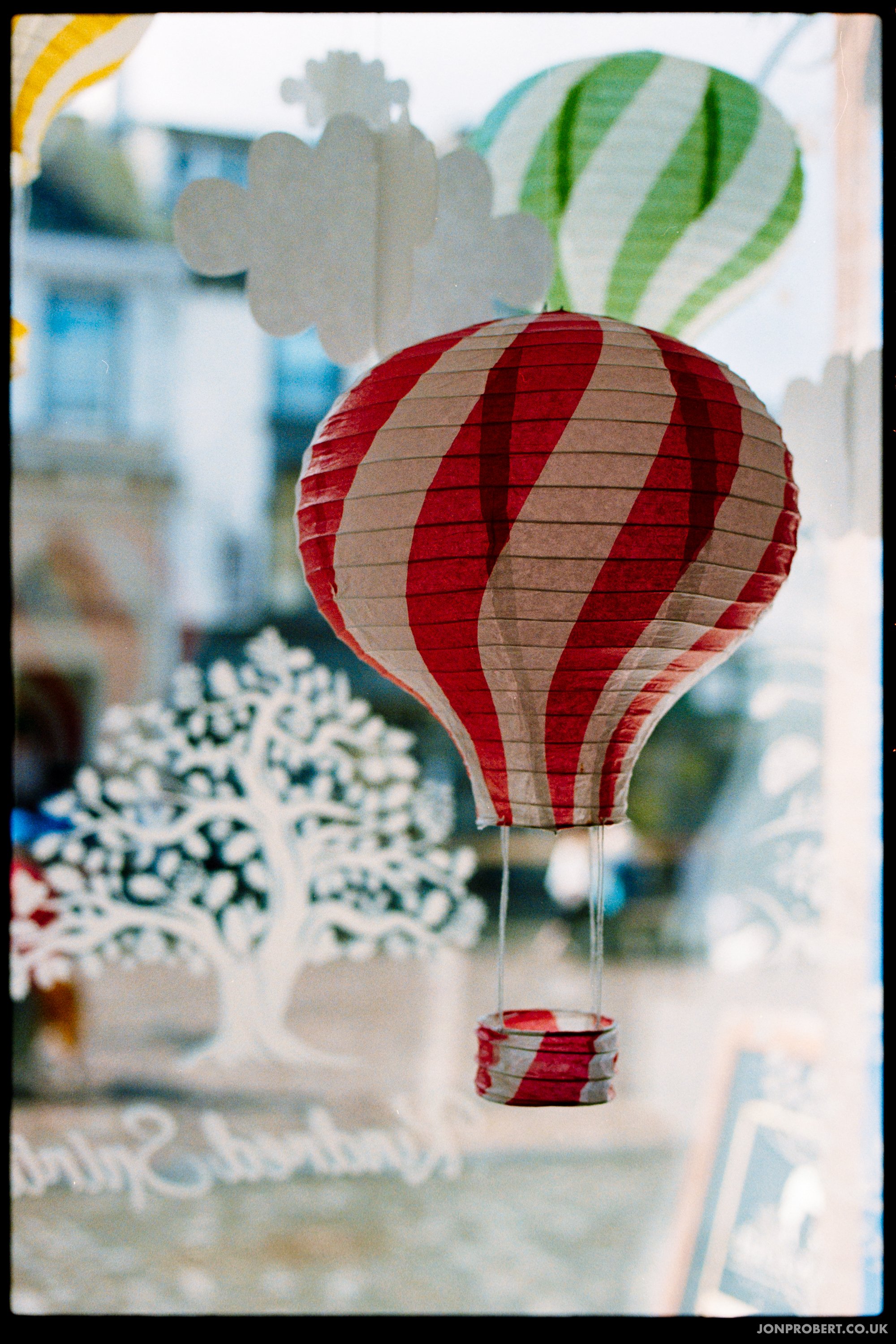 Balloon (Kodak Gold on Nikon FE2)