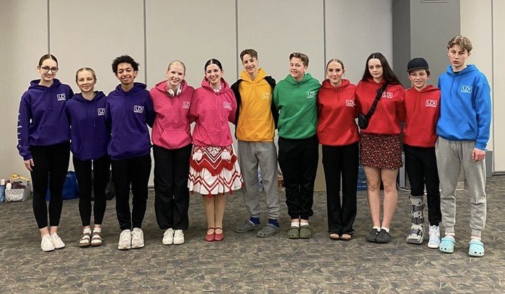 Look at these awesome dancers from the @ukrainianshumkadancers School of dance! 🤩 
.
Send us your pics or order your hoodies today! 😊