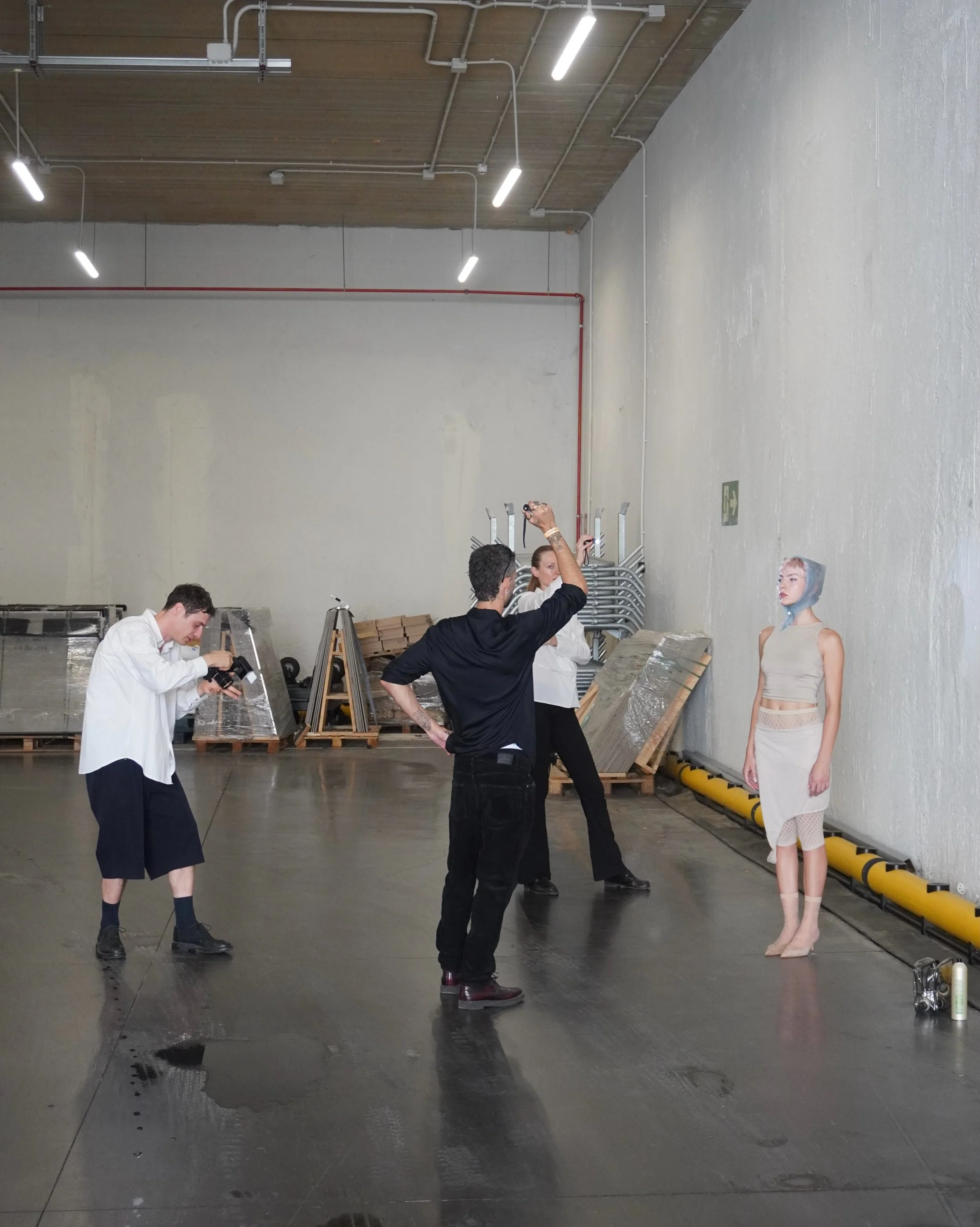 BEHIND LUMI&Egrave;RE.

The moments around the show, backstage prep, last-minute touches, models between looks, the team at work, and the portraits taken once the stage was over.

📸 @sara.zuraw 

A little glimpse into the world behind LUMI&Egrave;RE