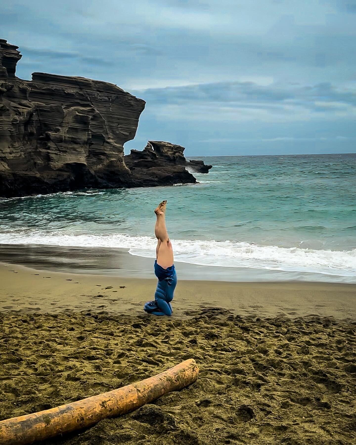 Papakōlea Beach, 1 out of 4 green sand beaches in the world. What an incredible beach and energy it has! 

Green Sand Beach is the unique combination of olivine-rich lava deposits and other sand components.

#headstand #headstandpractice #headstandpo