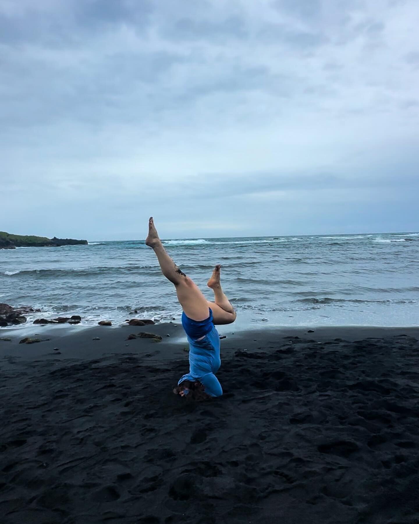 Punaluʻu Beach (black sand beach) where I finally saw the Hawaiian Turtle! And my second black sand beach besides Iceland!

#blacksand #blacksandbeach #headstand #yogainspiration #yogagram #headstandpractice #headstands #headstandpose #yogaeverywhere