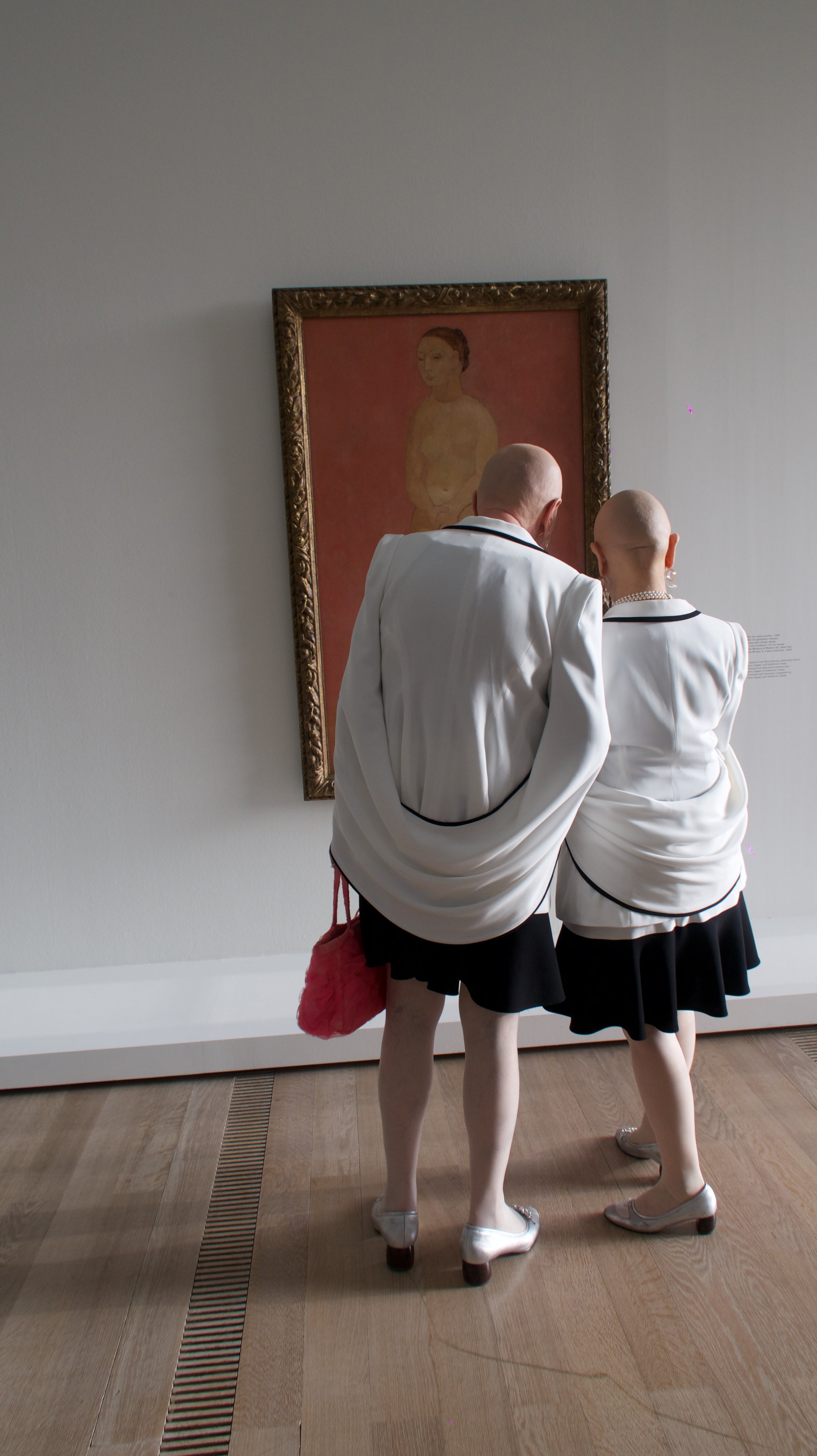 Eve and Adele with  Pink Picasso Beyeler foundation © Lea Lee ( Series Art Travel ) 