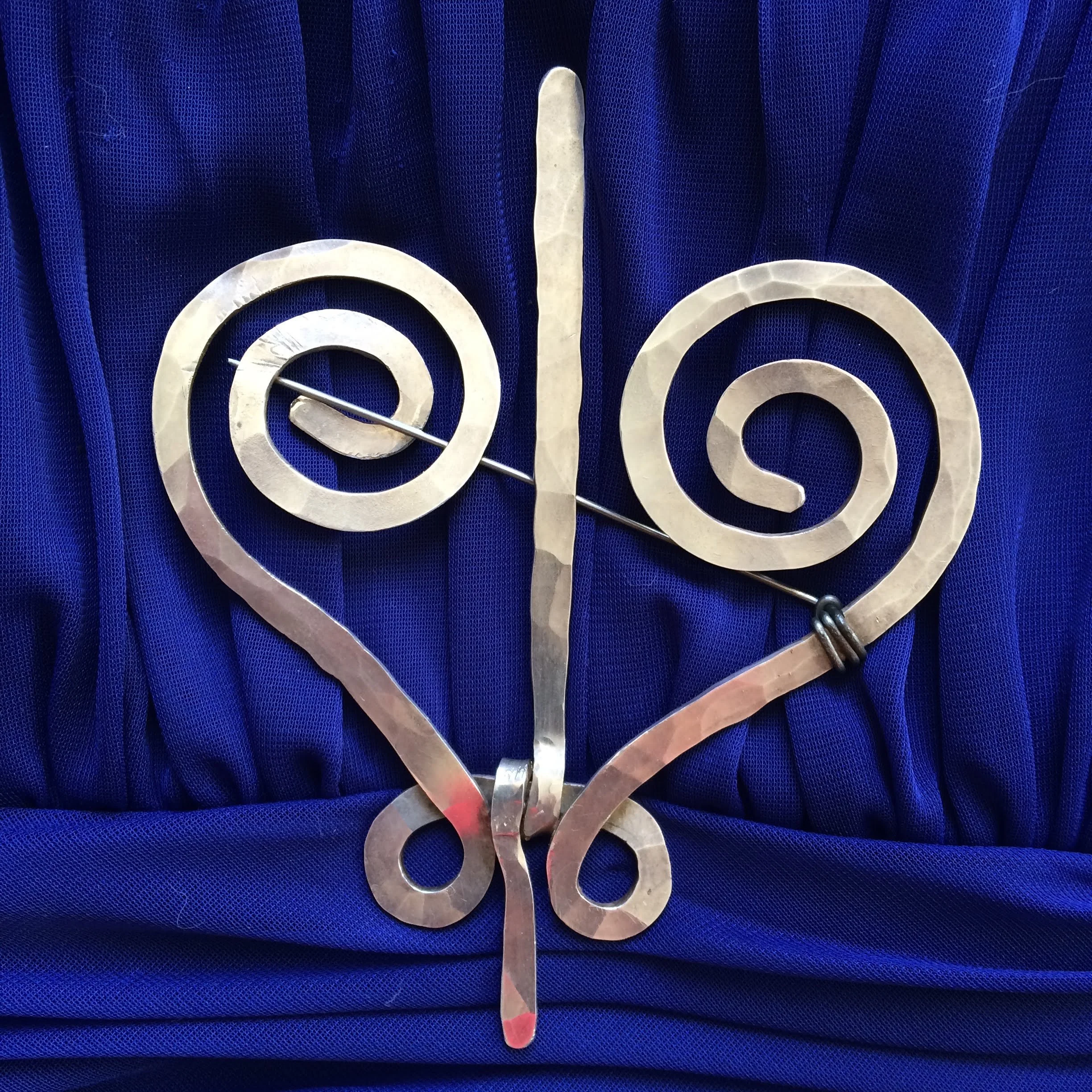 a magnificent Calder Heart on blue dress       © Lea Lee  and Calder Foundation 