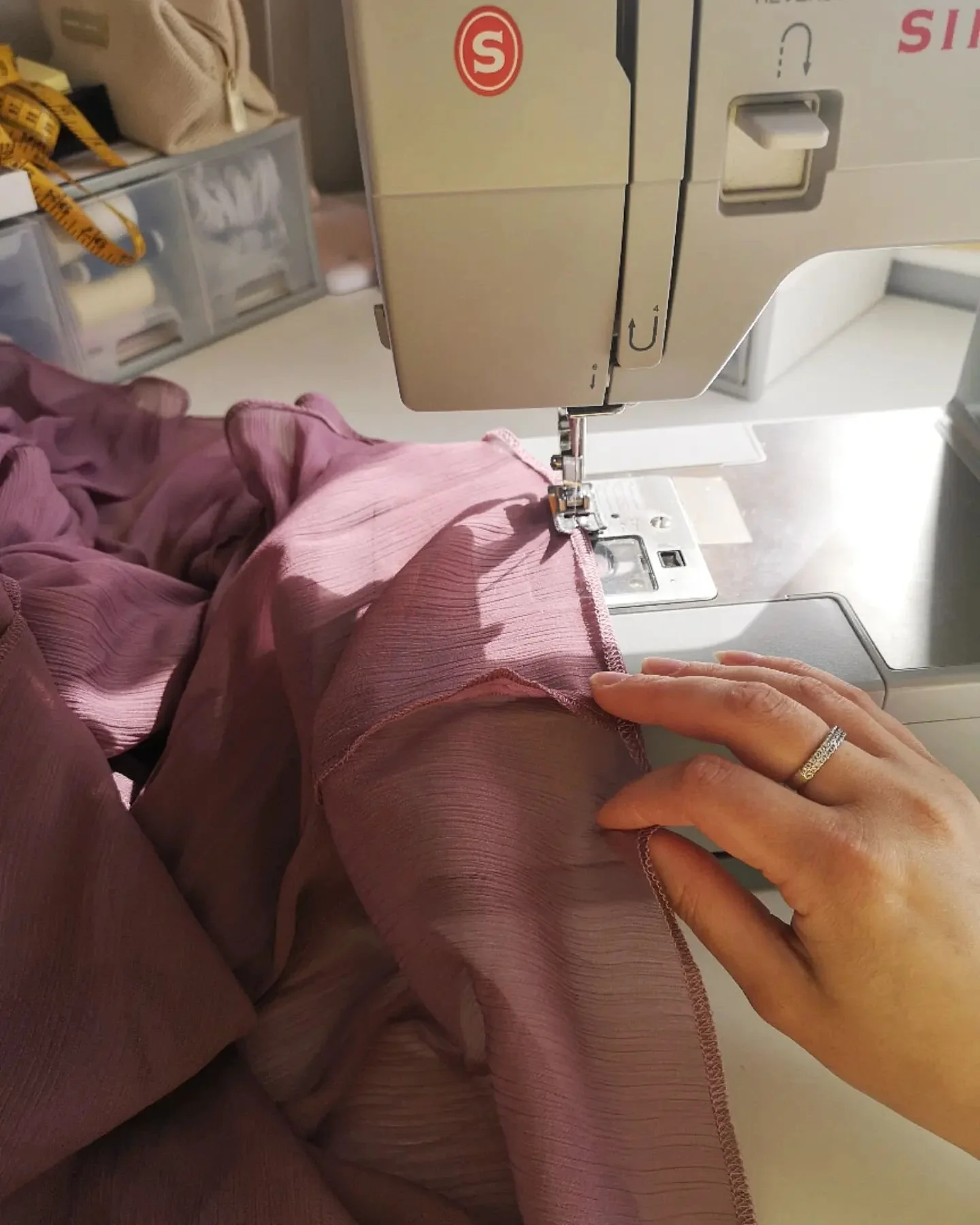 It's a cold and windy day but I'm thankful for the little dapple of sunshine that keeps warming my work room today ☀
Here's me enjoying the sunny spots whilst hemming four bridesmaids dresses