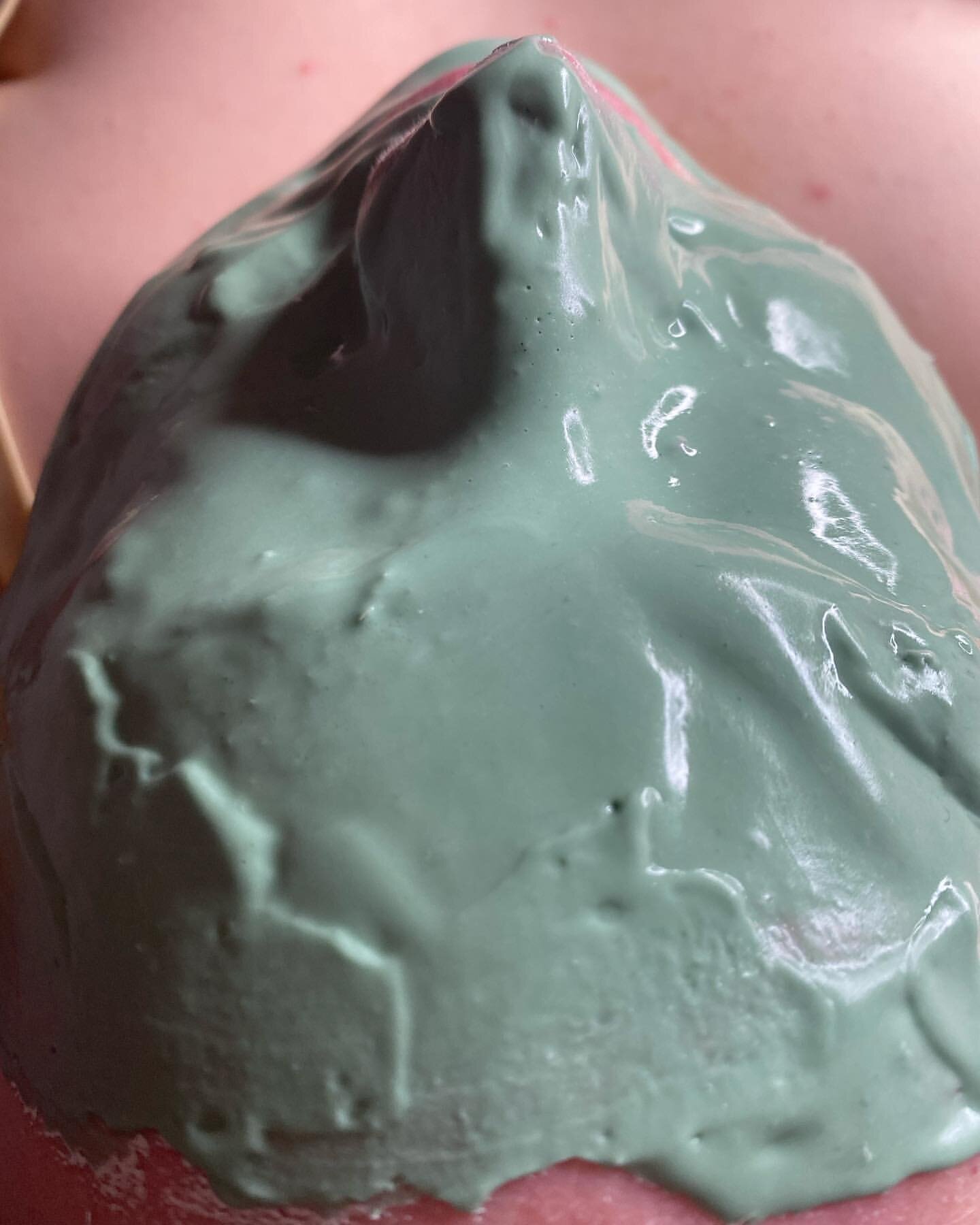 🧖🏻&zwj;♀️Our Cryogenic mask from @crystalclearskincare, is used during our NEW Prime &amp; Peel Facial! This helps to:

💎Rebalance after intensive treatments or extensive treatment layering. 
💎Anti inflammatory and cooling. 
💎Distresses and impr