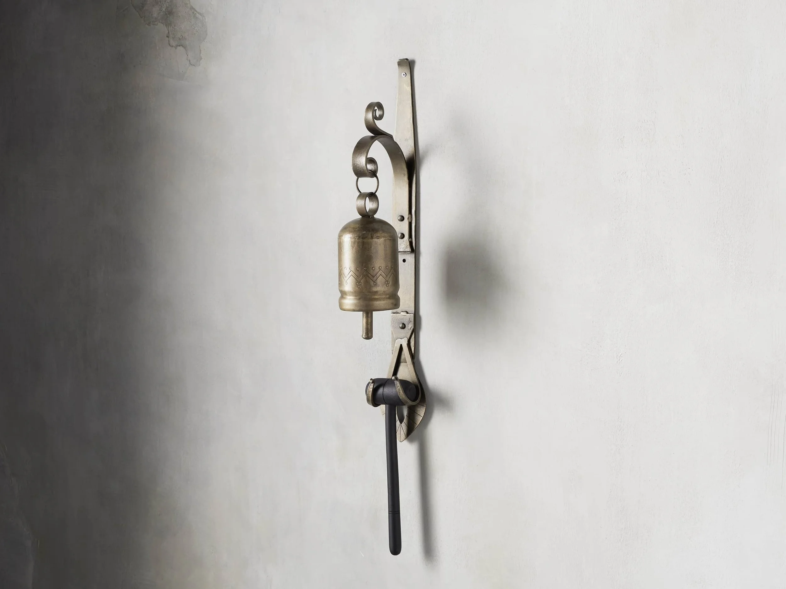123_This old-fashioned doorbell is a unique .jpg