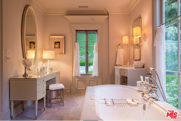079_Master Bathroom.png