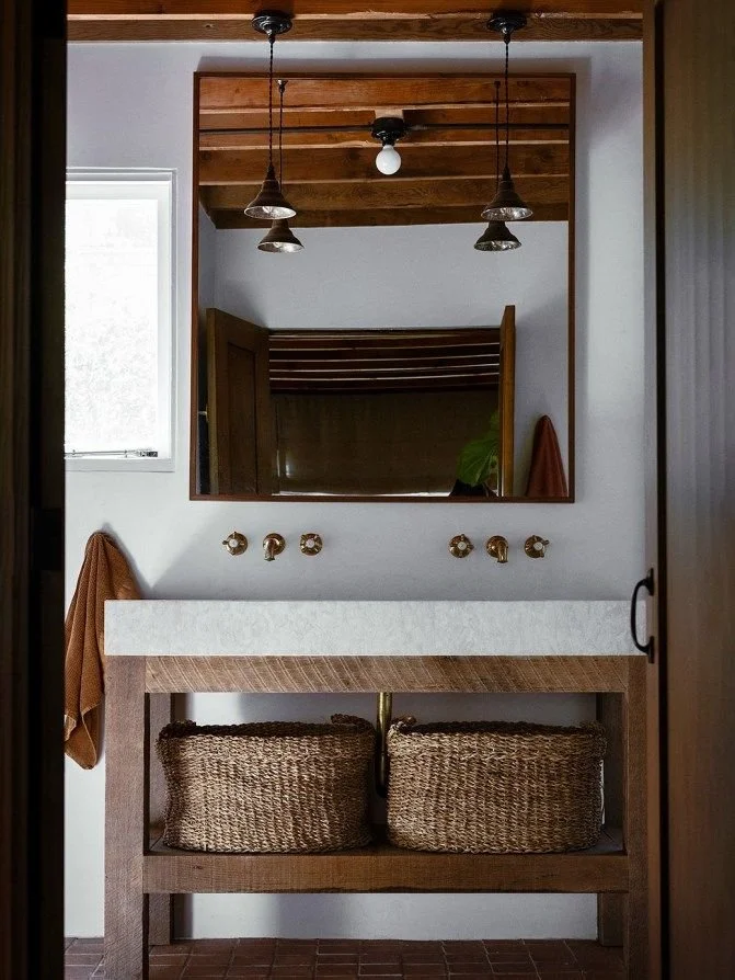 039_A Cocoon-Like Guest Nook Lures This L.A..jpg