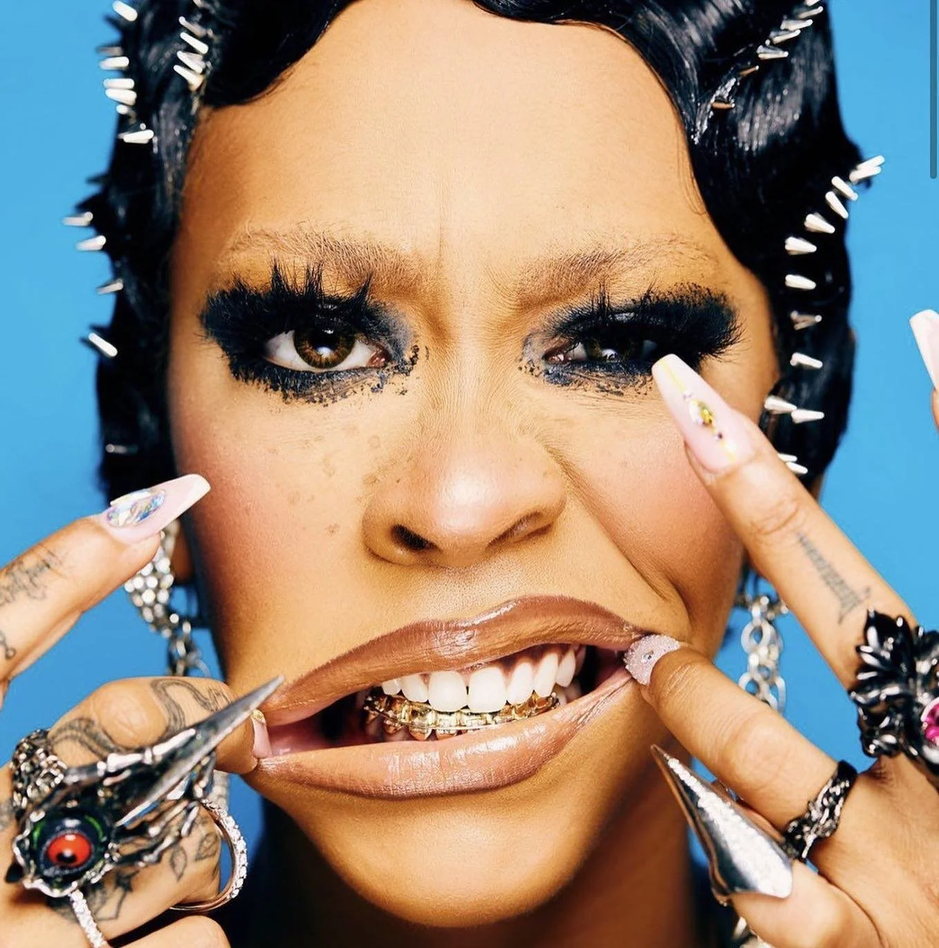 😬 Gang Gang 
.
.
.
.
.
.
⠀⠀⠀⠀⠀⠀⠀⠀⠀
⠀⠀⠀⠀⠀⠀⠀⠀⠀
📷 @riconasty
⠀⠀⠀⠀⠀⠀⠀⠀⠀
⠀⠀⠀⠀⠀⠀⠀⠀⠀
#SoloMagic #Artivism #Activism #Muse #RadicalBlackFemme #BlackFemmeArtists #BlackFemmes #BlackGirlMagic #BlackJoy #PerformanceArt #Interdisciplinary #Interdisciplinaryart