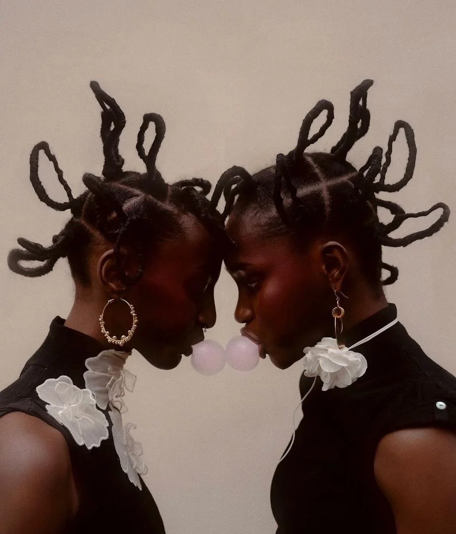 Hair as crown.
Hair as sculpture.
Hair as power.

Three moments. One story.

Black excellence expressed through form, texture, and presence. Every strand carries intention.

.

📸: @madamefigarofr 
.
#SoloMagic #ActivismIsTheMuse #HairIsArt #BlackExc