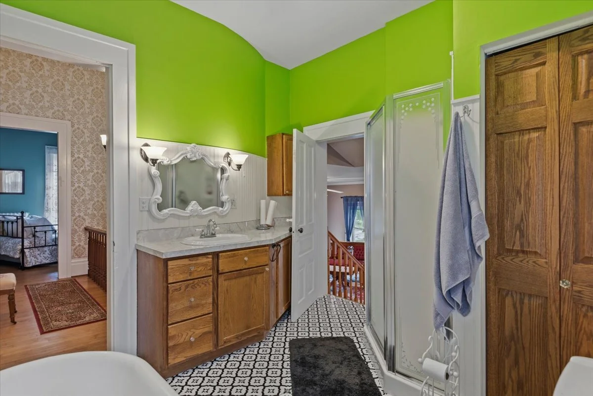 34-Upper Bath.jpg