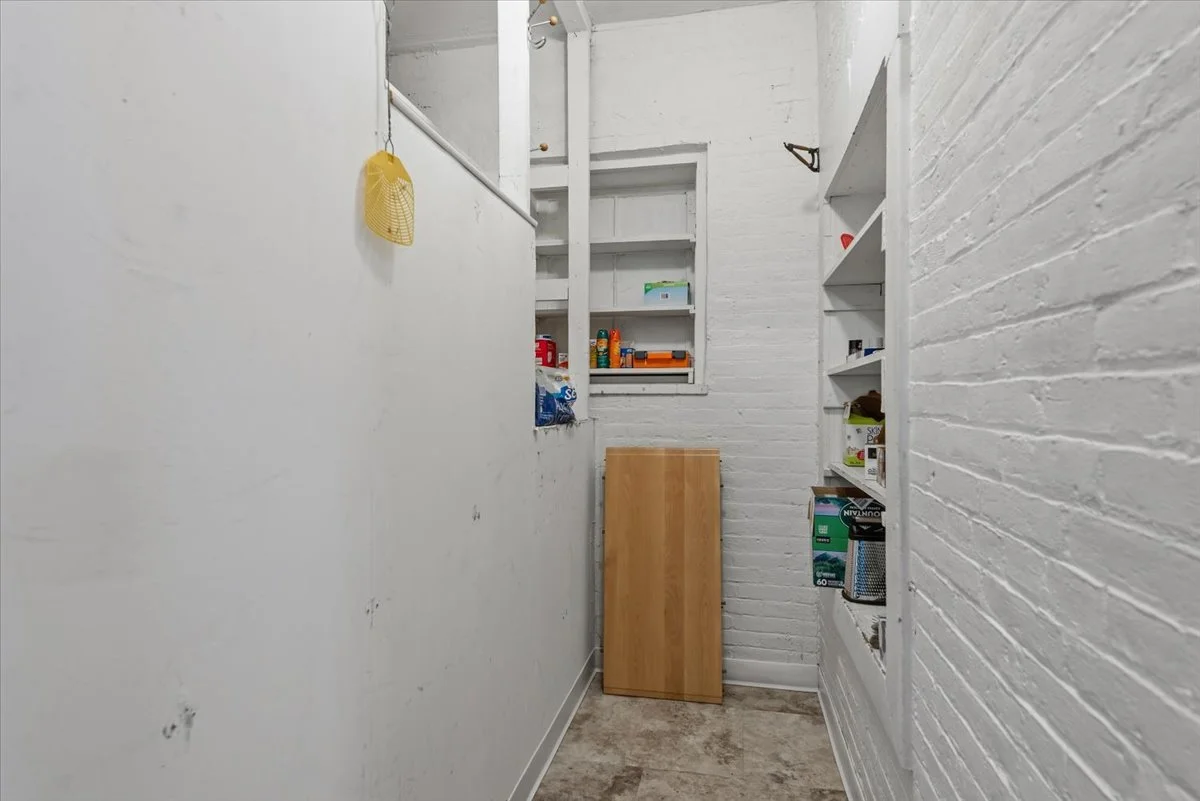 28-Pantry.jpg