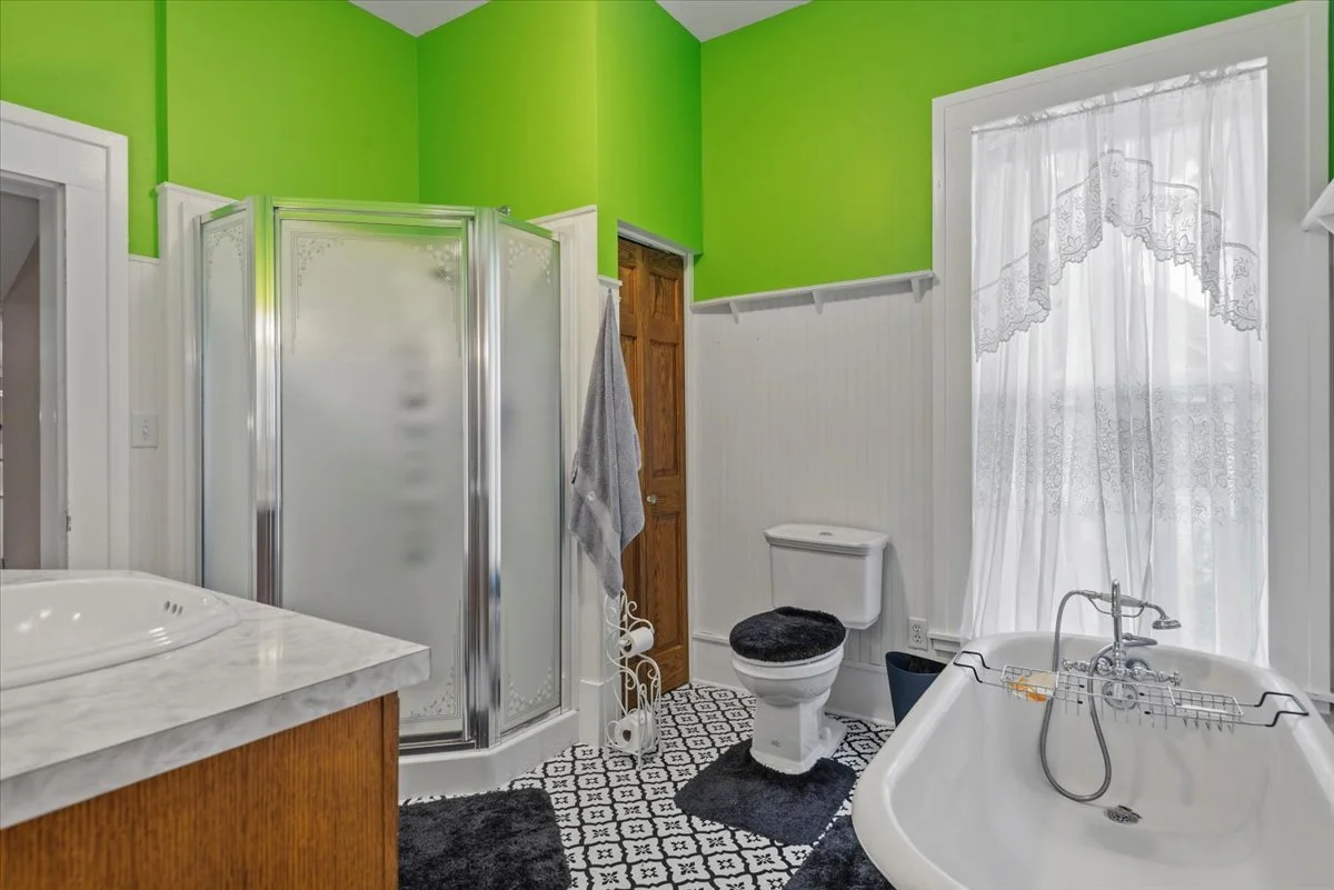 33-Upper Bath.jpg