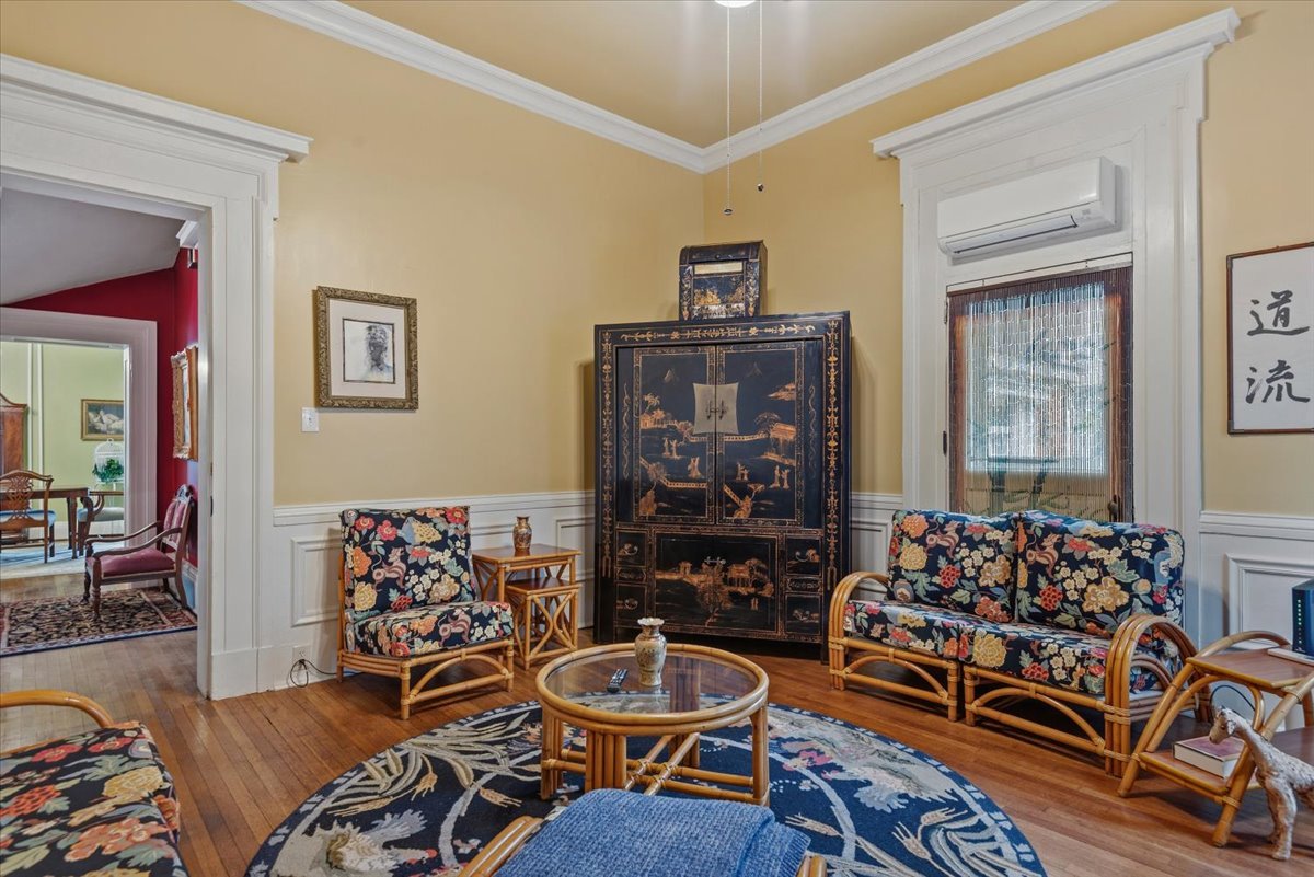 13-Family Room.jpg
