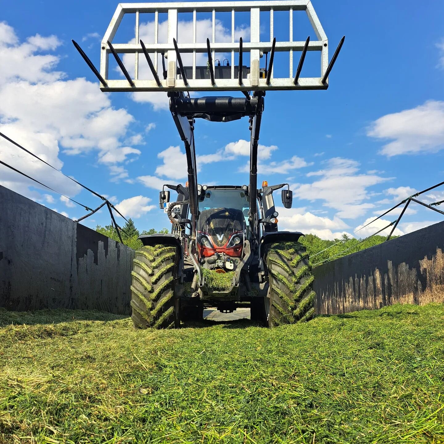 *Werbung*
Silowalzen!🚜

Das Silo ist der wichtigste Punkt bei der Silage. Ohne ein gut verdichtetes Silo, kann keine gute Futterqualit&auml;t gew&auml;hrleistet werden!🌾🌾

Wir walzen mit 13 Tonnen!
Leistungsstark, sauber und immer zuverl&auml;ssig