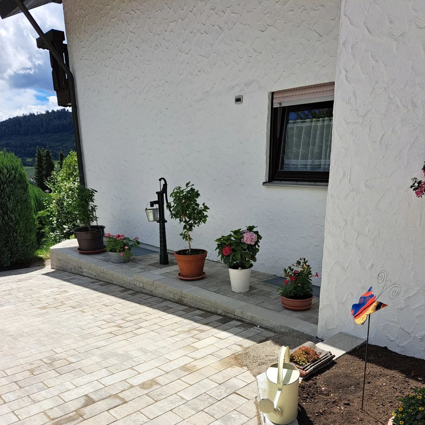 Erstellen einer neuen Hofeinfahrt.
Mit funktionierender Handschwengelpumpe und Eingangspodest👍

 #gartengestaltung  #galabau #lohnunternehmen #baggerarbeiten #lohnerausleidenschaft #landwirtschaft #agriculture #bauen #mauer #pflasterarbeiten #cmlohn