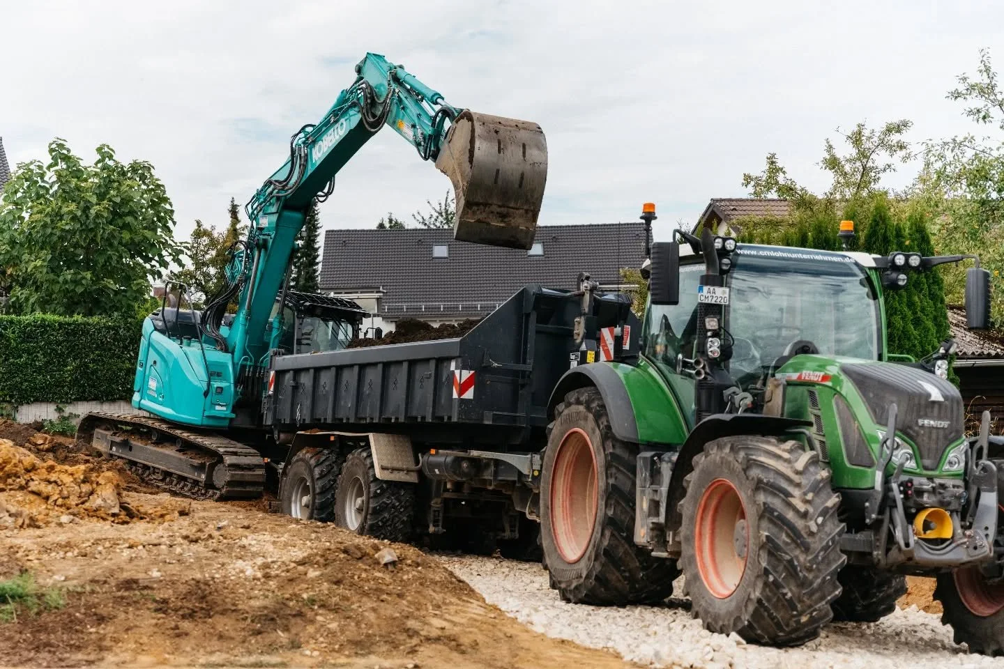 Baustellen Action🚧

#baugrube #bauunternehmen #cmlohnunternehmen #baustelle #kobelco #fendt #werfendtf&auml;hrtf&uuml;hrt #lohnerausleidenschaft #erdmulden #baggerfahrerausleidenschaft #bagger #erdbau #hakenliftanh&auml;nger #leidenschaft #kettenbag