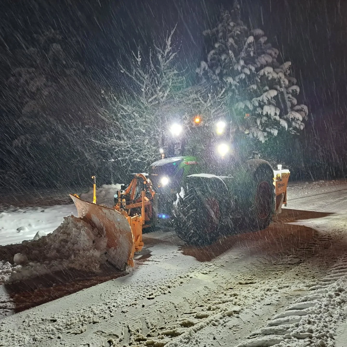 Winterdienst!🌨❄️

Ihr zuverl&auml;ssiger Partner im Winterdienst!

Mit unseren zwei Schleppern, sowie 1,5m&sup3; Streuer, welche Wegeabh&auml;ngig und mit Sole sind, sind wir f&uuml;r Sie im Einsatz👐

#schneepflug#schnee#winterdienst#winter#winterw