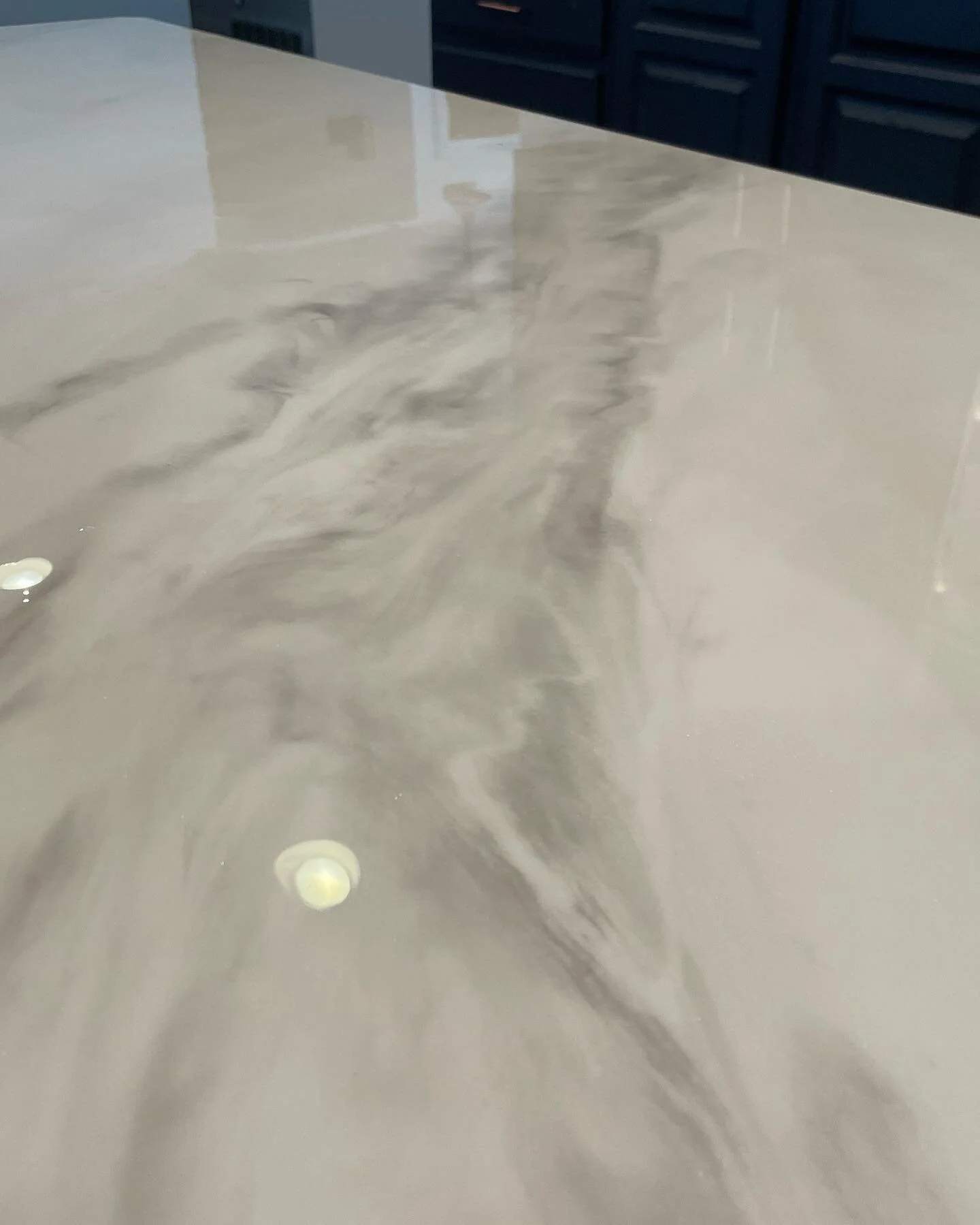 Epoxied countertops for a more updated look in this kitchen. 
If you&rsquo;re looking for a custom look we can go over any existing countertop in your kitchen, bathroom, etc #epoxy #epoxycountertops #metallicepoxy #marbleepoxy #marble #customepoxy #k
