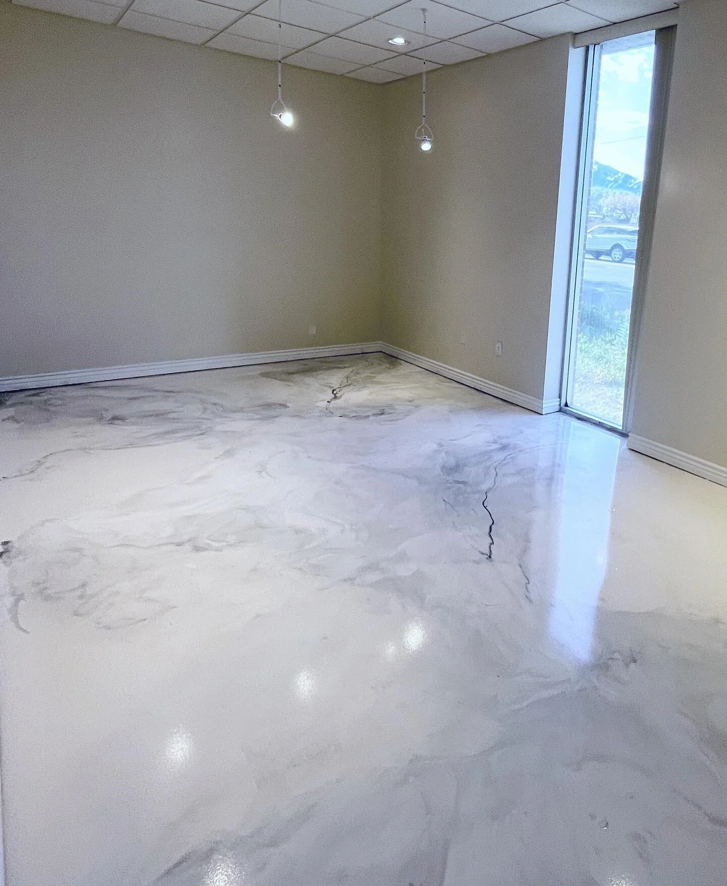 Swipe for before/after pics. Ripped up outdated tile and carpet and replaced with our #metallicepoxy floors #epoxy #metallics #polyaspartic #epoxyfloor #epoxyflooring #utah #utahcounty #saltlakecity #saltlakecityutah #saratogaspringsutah #lehiutah #p