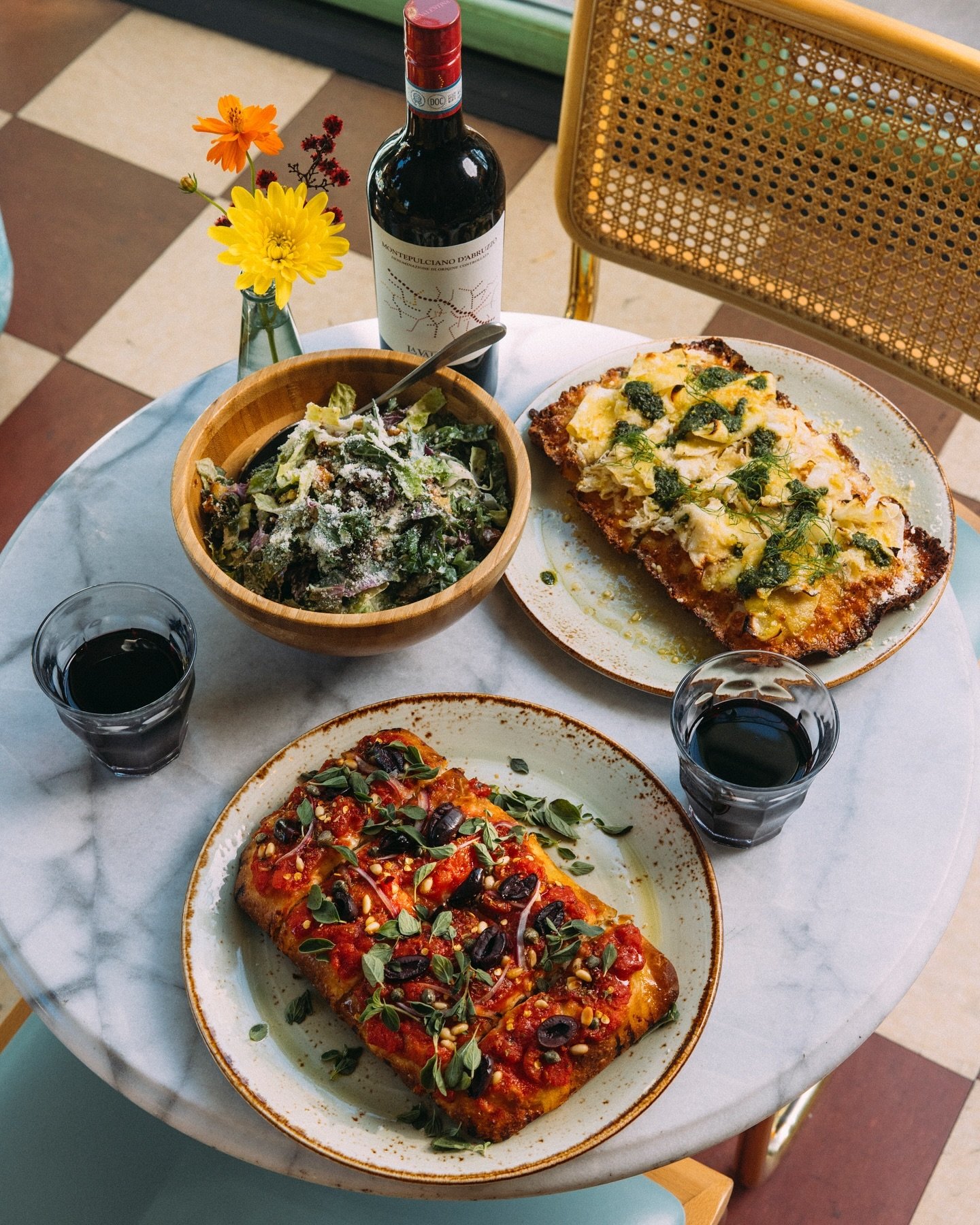 Get the Pack TOGO! // 2 pizzas, a caesar and a bottle of wine (or) 6 pack of @skydusterbeer tall boys for $65! Available everyday all day on @doordash (Available in-house TUES-THURS for $75) #delanonna