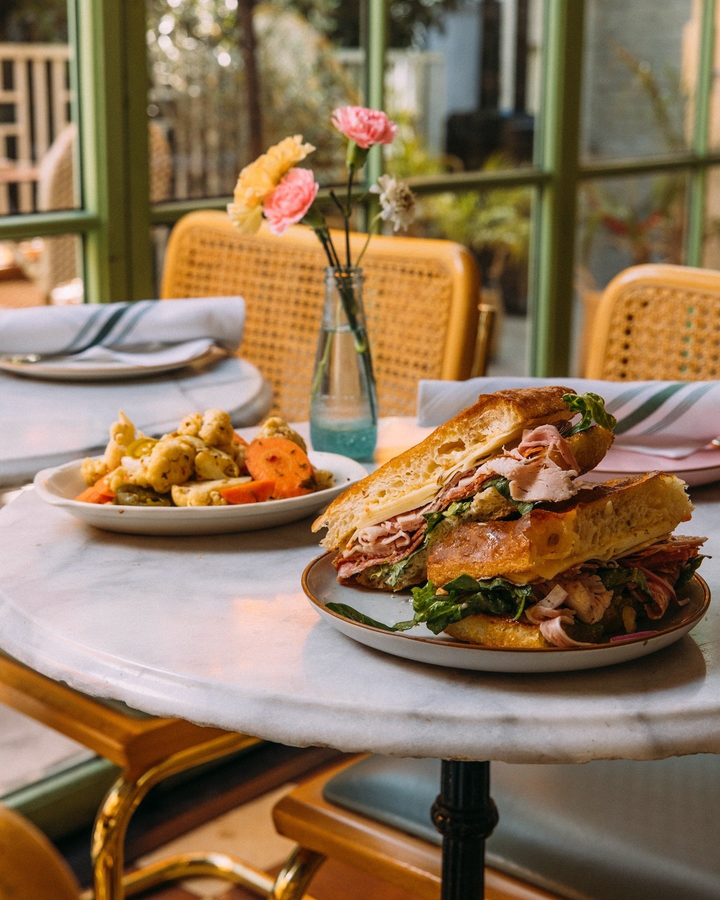 Italian Hero Sandwich // proscuitto, salami, provalone, romaine, red onion &amp; giardiniera aioli on focaccia + a pickle plate! Available for lunch #delanonna