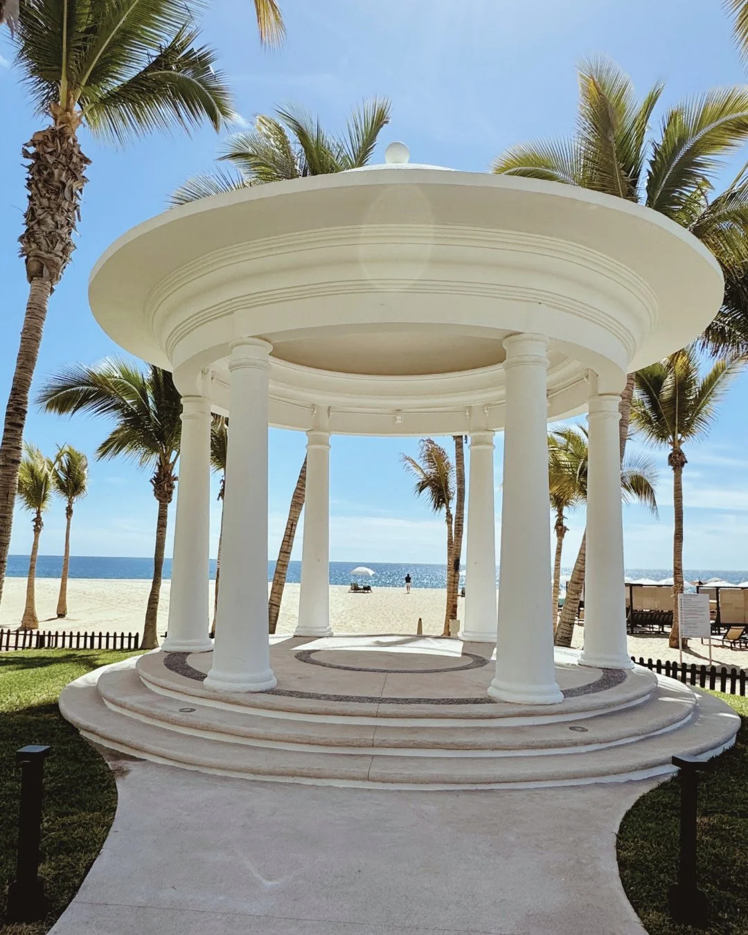 Hyatt Ziva Los Cabos is the perfect location for your Cabo destination wedding. Sitting on the tip of the Baja California Peninsula, Hyatt Ziva Los Cabos is a luxury all-inclusive resort that is sure to wow your guests. This beachfront resort sits be