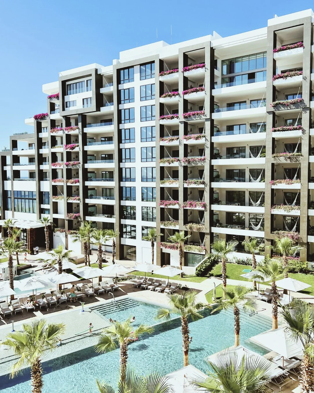 Why do I love Garza Blanca Resort Los Cabos? Here's why! 😍⁠
⁠
🌴The Pools! 🌴⁠
While you can go lounge on the beach, there are eight total pools at Garza Blanca that you can rotate through as you like, including a kids-geared pool and a rooftop infi