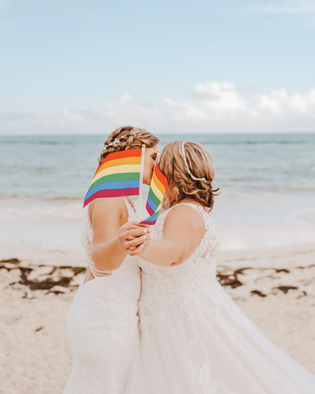 A &amp; B said &ldquo;I do&rdquo; in a stunning destination wedding at the beautiful Royalton Splash Riviera Cancun. It was such a joy to work with this wonderful couple and their incredible group of family and friends! 😍⁠
⁠
🌴 Q: Why did you choose