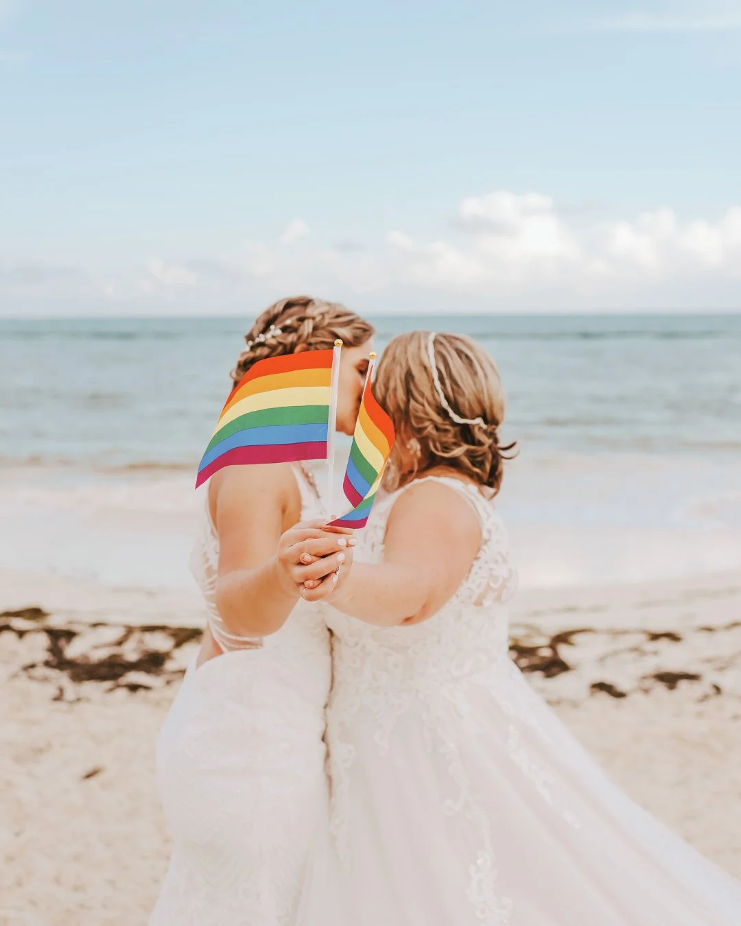 A &amp; B said &ldquo;I do&rdquo; in a stunning destination wedding at the beautiful Royalton Splash Riviera Cancun. It was such a joy to work with this wonderful couple and their incredible group of family and friends! 😍⁠
⁠
🌴 Q: Why did you choose