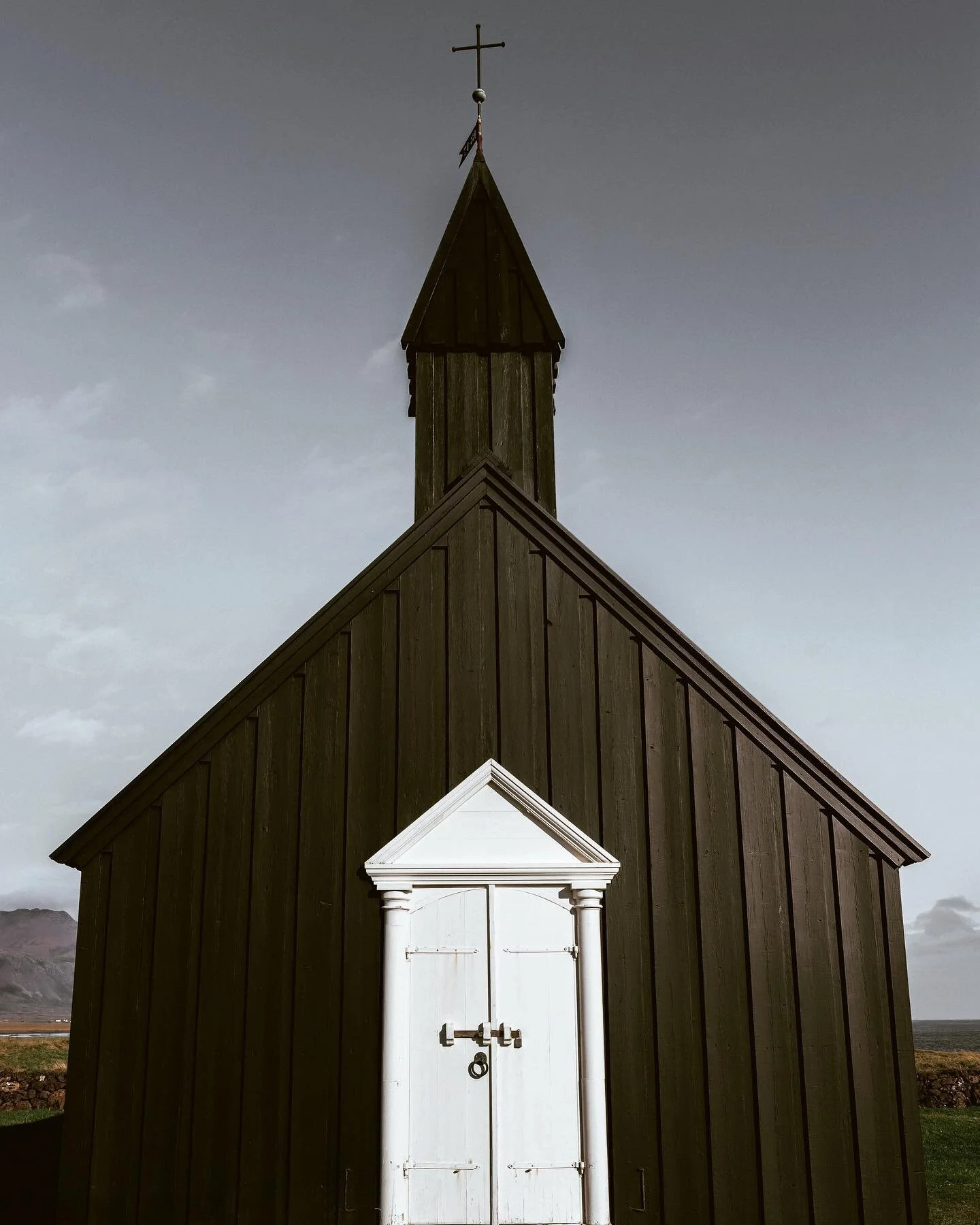 When you finally find a church that fits your aesthetic 🖤 #wanderlust #travelgram #mytravelgram #travelblog #travelblogger #travelphotography #artofvisuals #instapassport #instatravel #optimum_shots #ig_exquisite #traveltheworld #photooftheday #fran