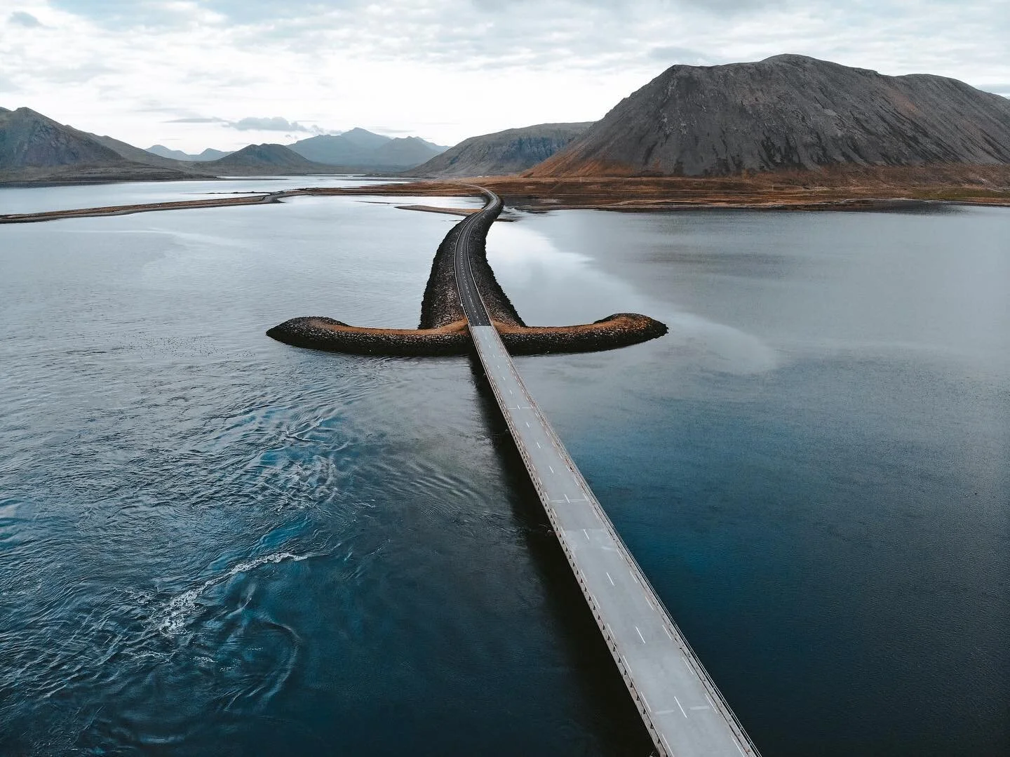 Sword road is definitely a must-see in Iceland. ✨. #wanderlust #travelgram #mytravelgram #travelblog #travelblogger #travelphotography #artofvisuals #instapassport #instatravel #optimum_shots #ig_exquisite #traveltheworld #photooftheday #france #eart